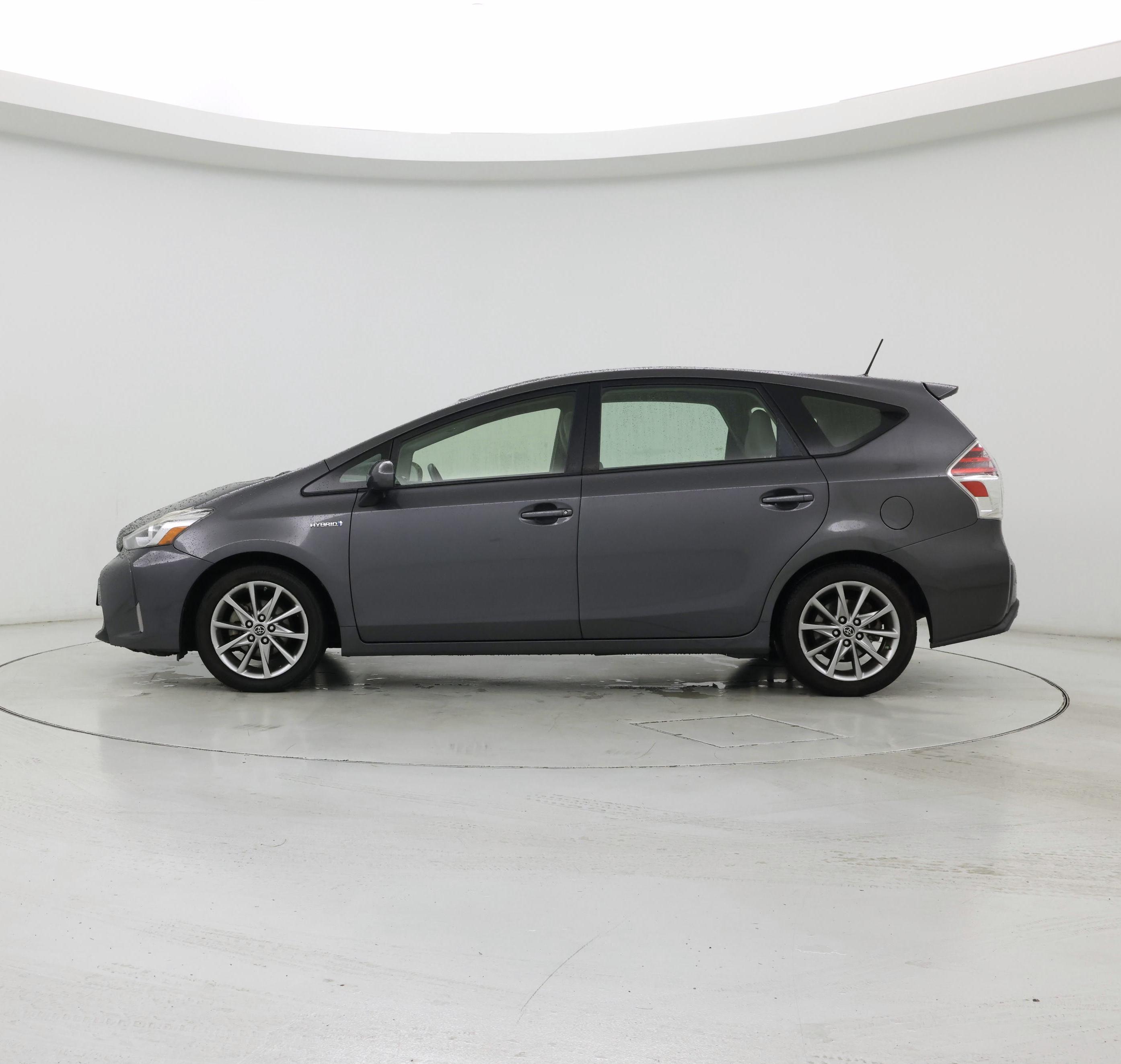 Thumbnail: 2015 Toyota Prius v - 3