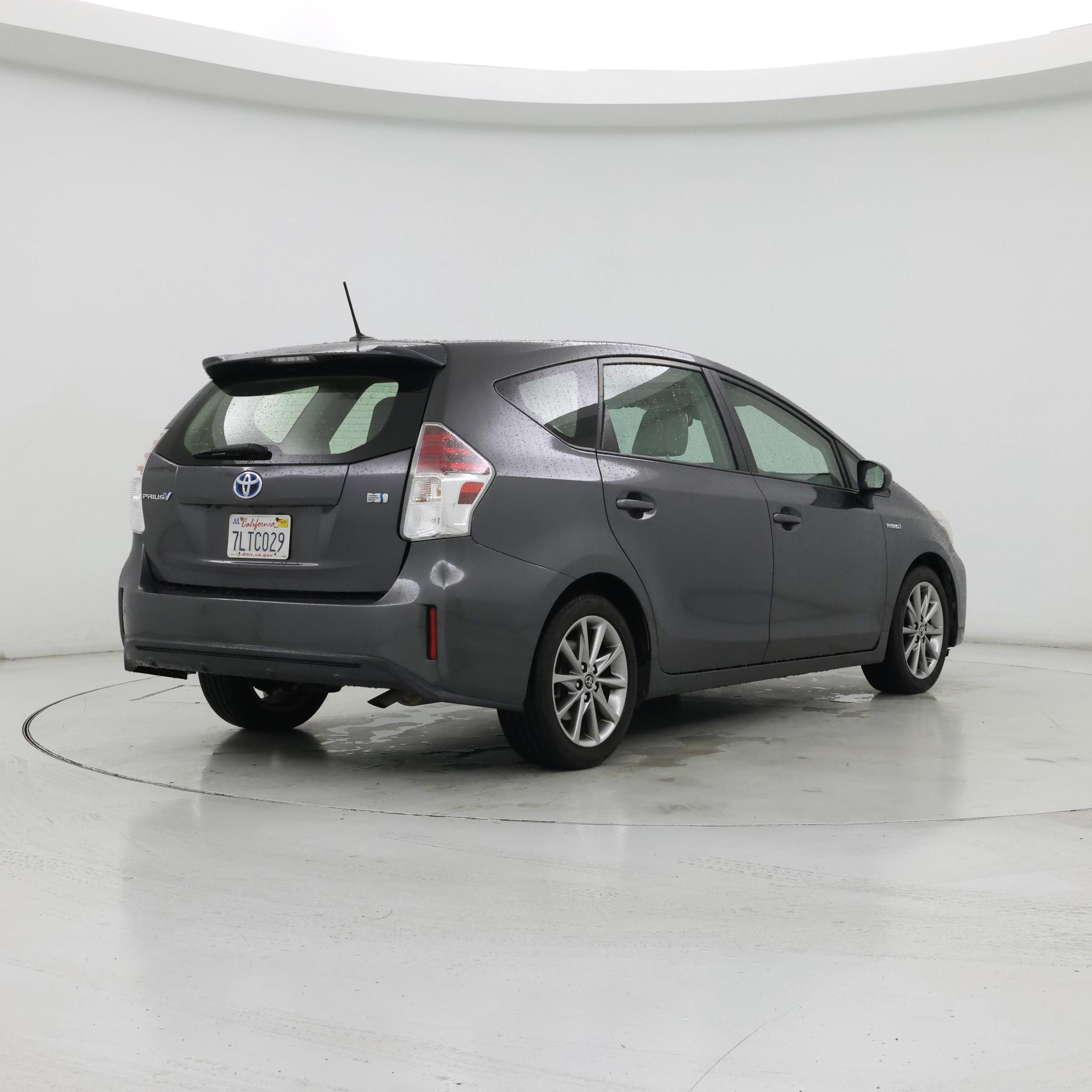 Thumbnail: 2015 Toyota Prius v - 8