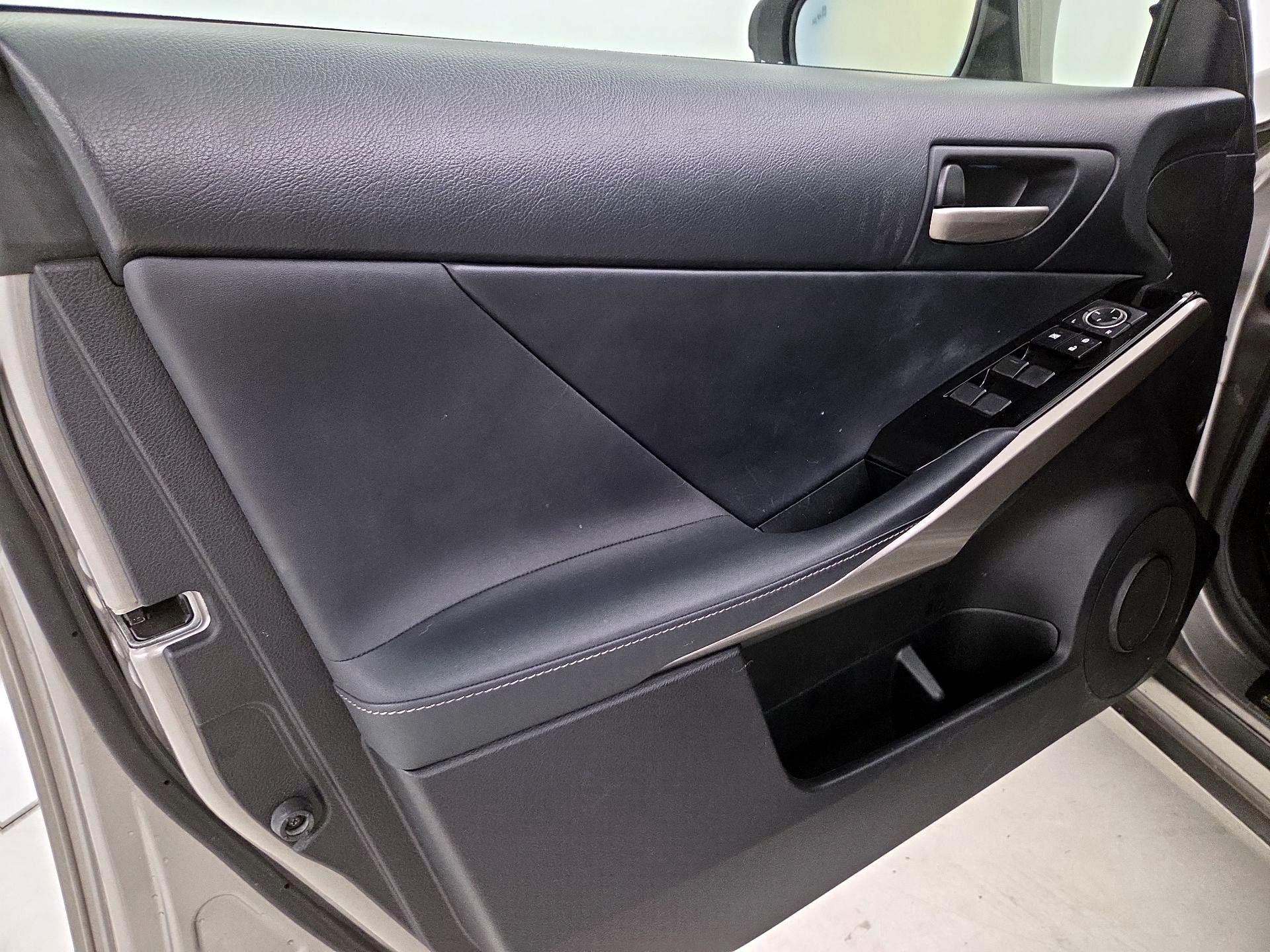 Thumbnail: 2018 Lexus IS - 12