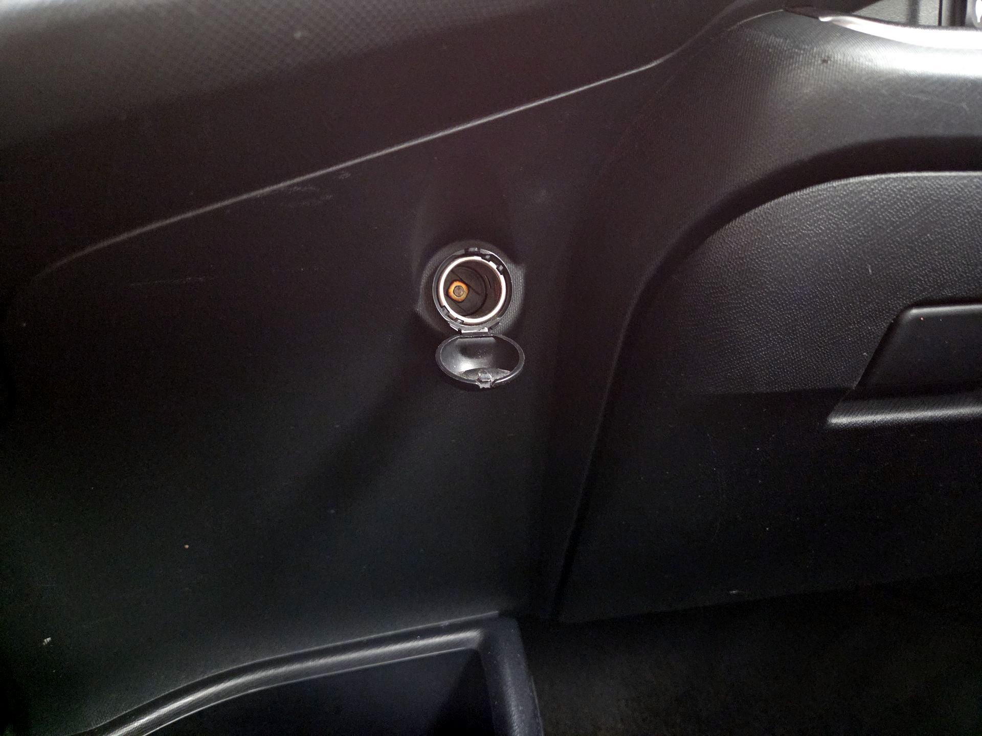 Thumbnail: 2017 Toyota Prius c - 18