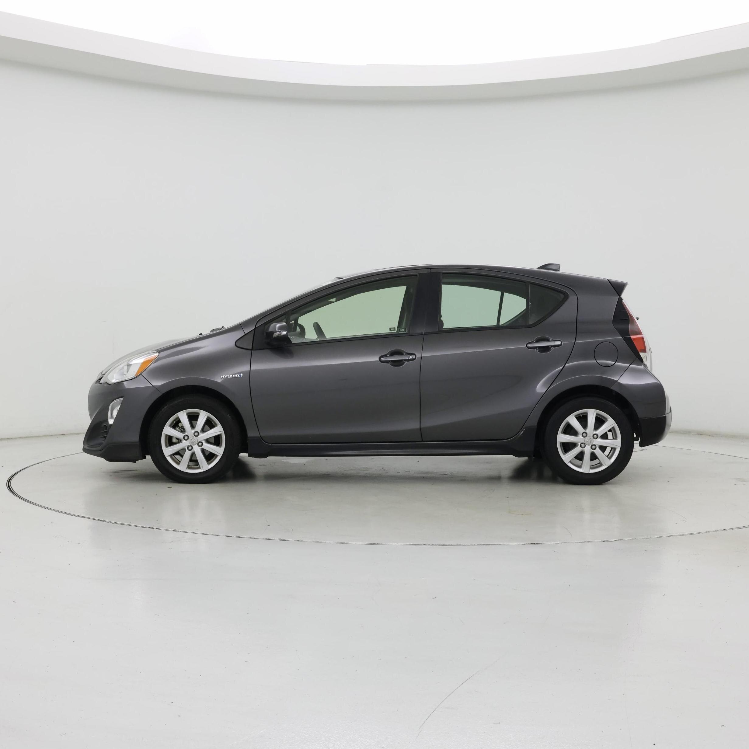 Thumbnail: 2017 Toyota Prius c - 3