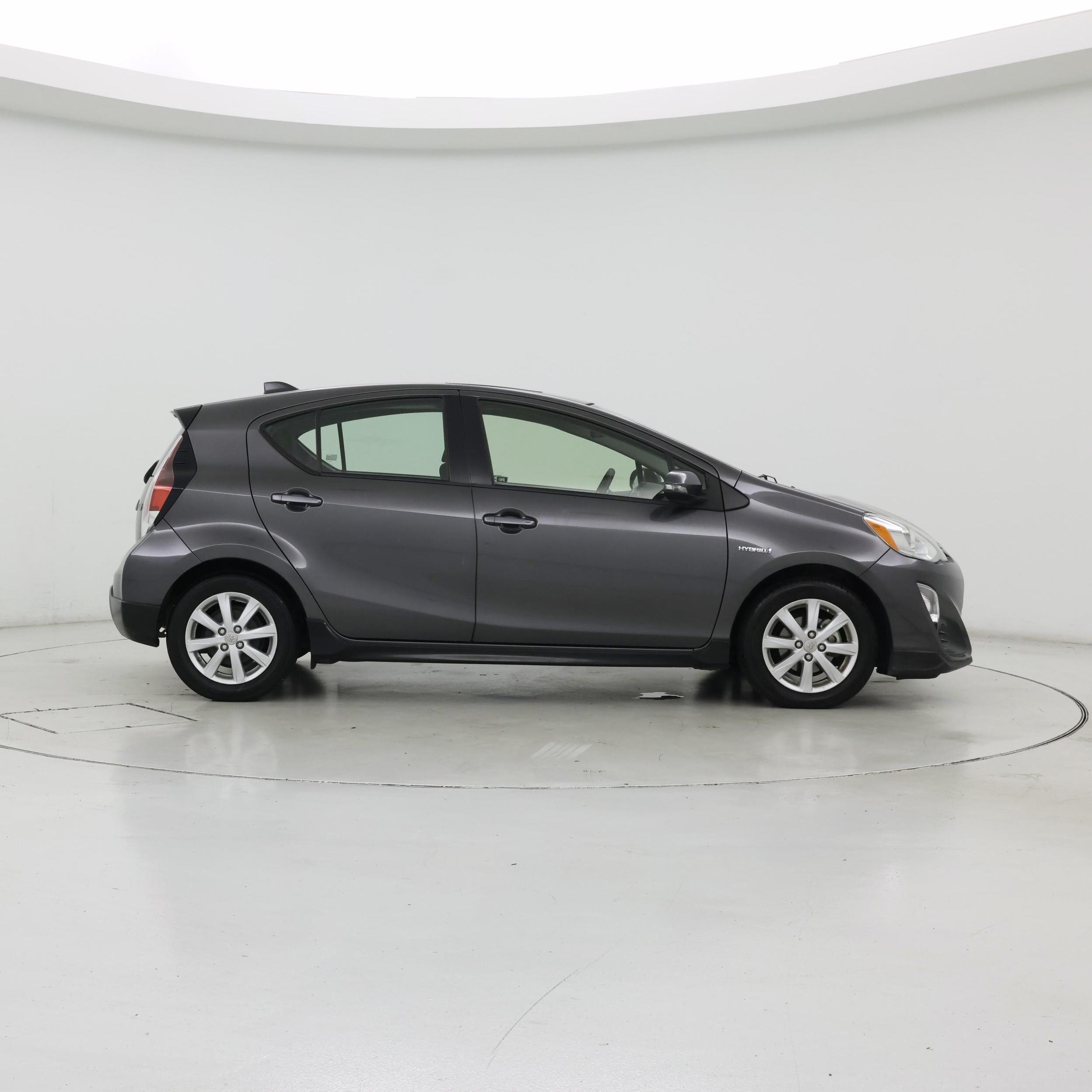 Thumbnail: 2017 Toyota Prius c - 7