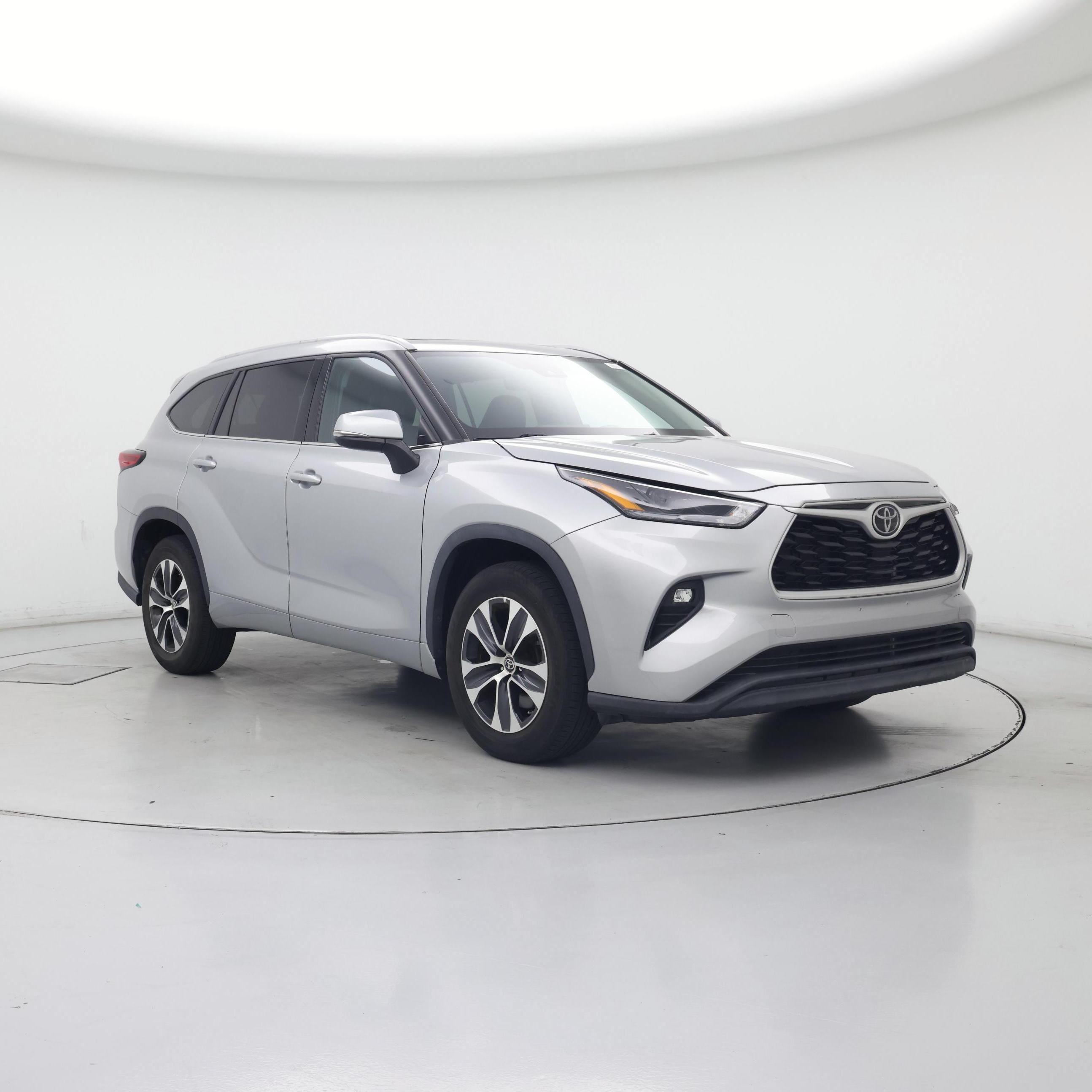 Silver 2022 Toyota Highlander XLE FWD SUV / Crossover Front-Wheel Drive Automatic