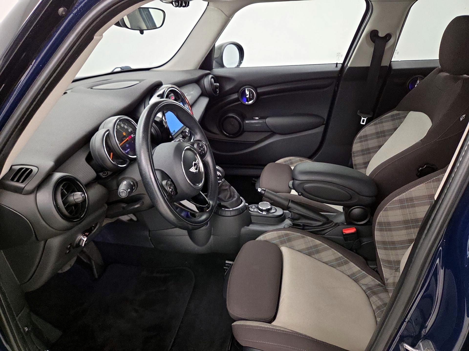 Thumbnail: 2015 MINI Cooper Hardtop - 11