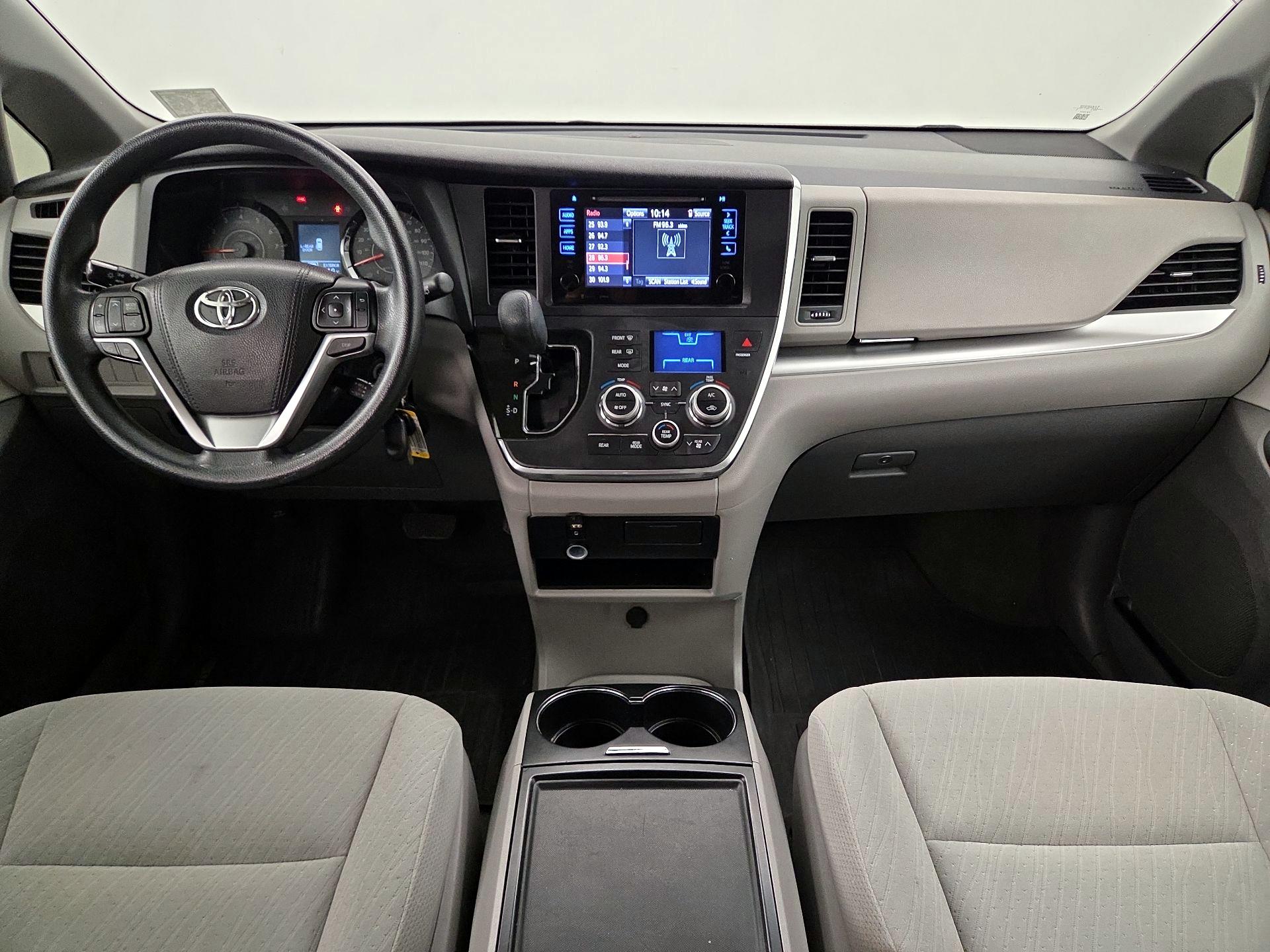 Thumbnail: 2017 Toyota Sienna - 9