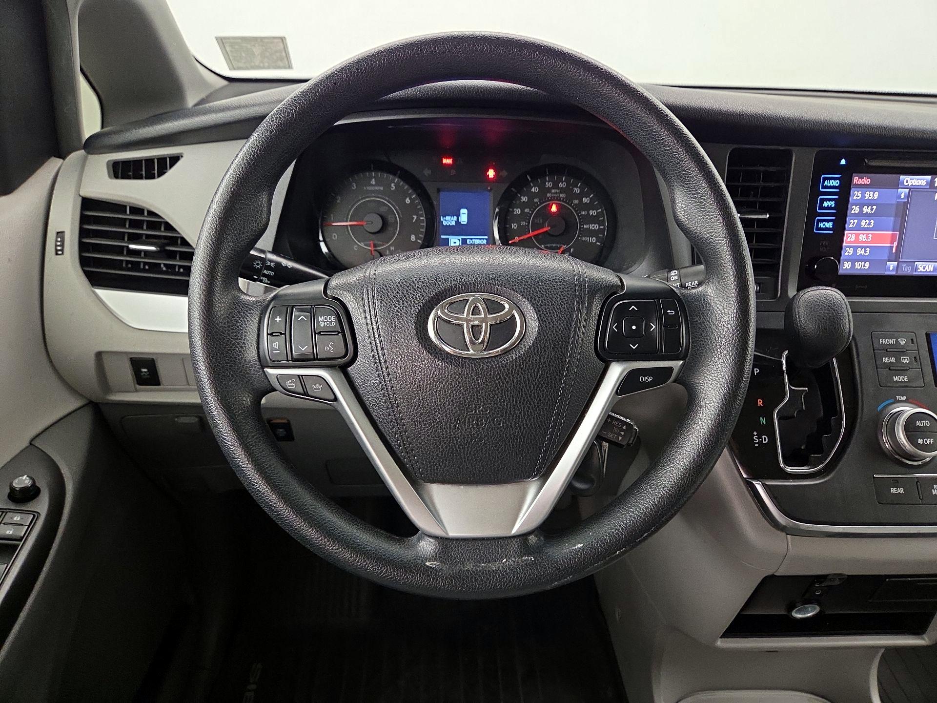 Thumbnail: 2017 Toyota Sienna - 10