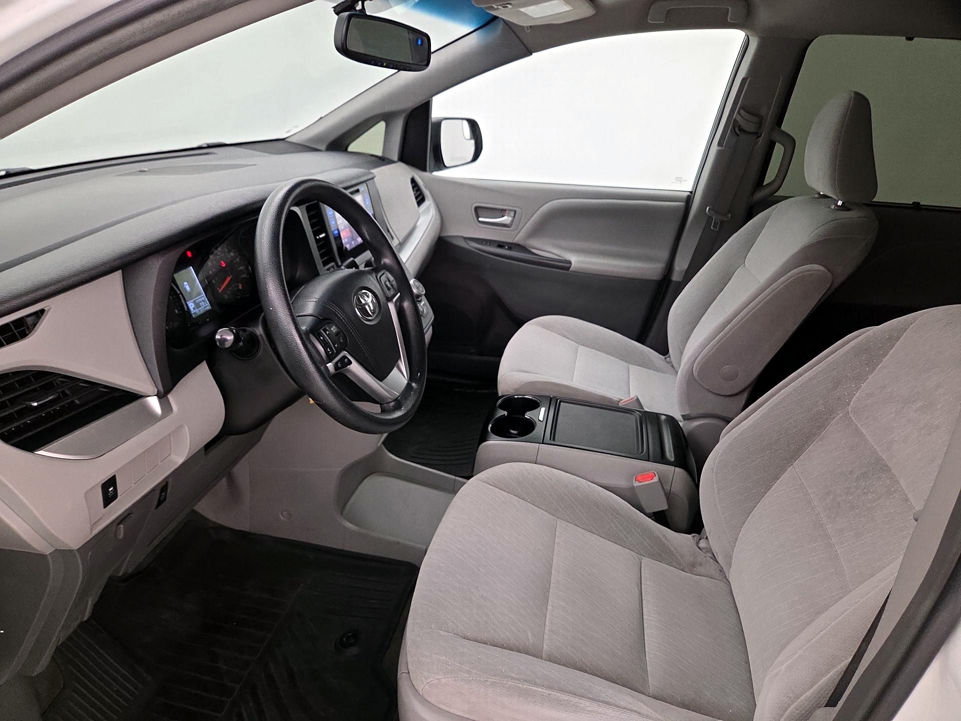 Thumbnail: 2017 Toyota Sienna - 11