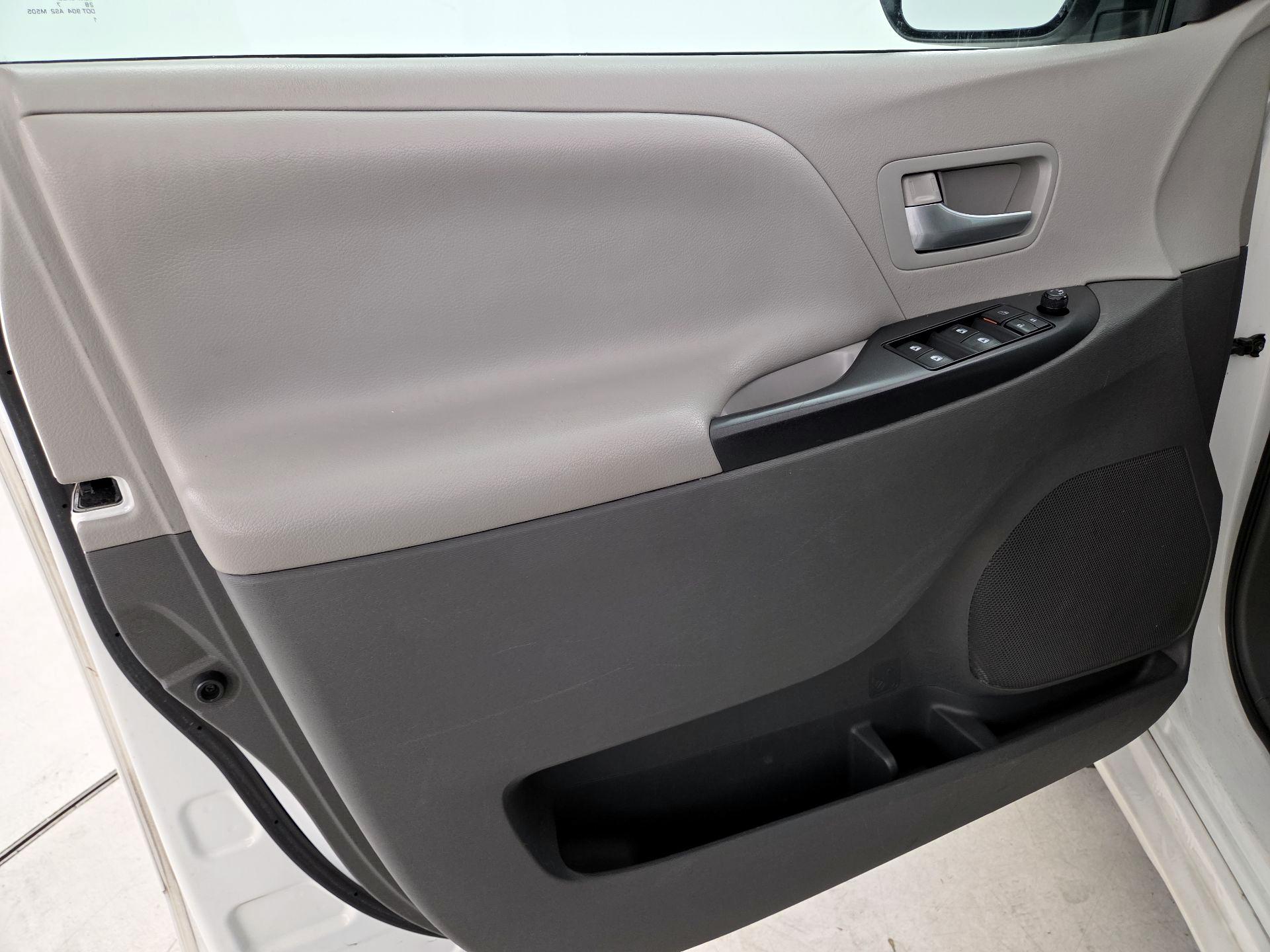 Thumbnail: 2017 Toyota Sienna - 12