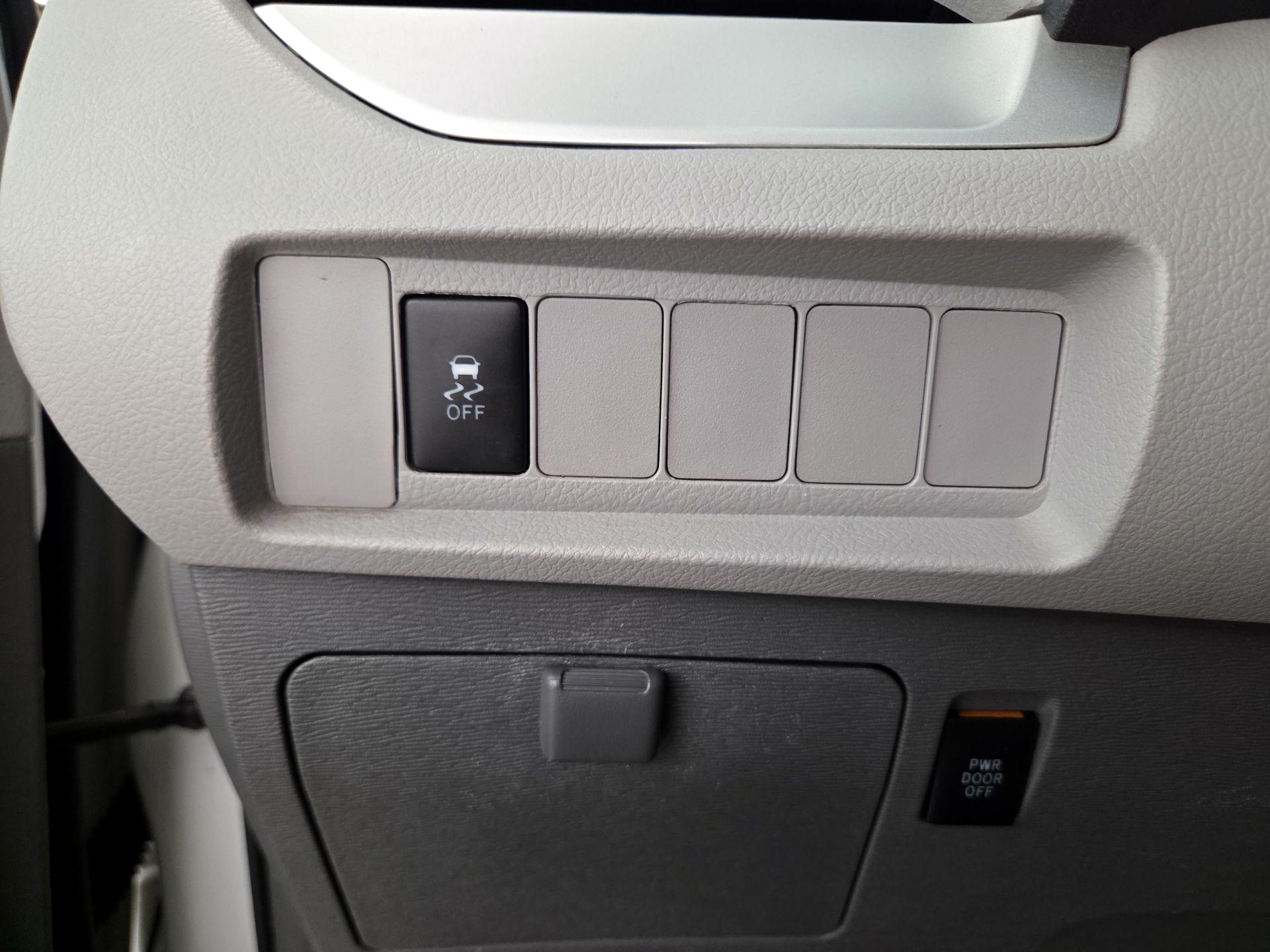 Thumbnail: 2017 Toyota Sienna - 13