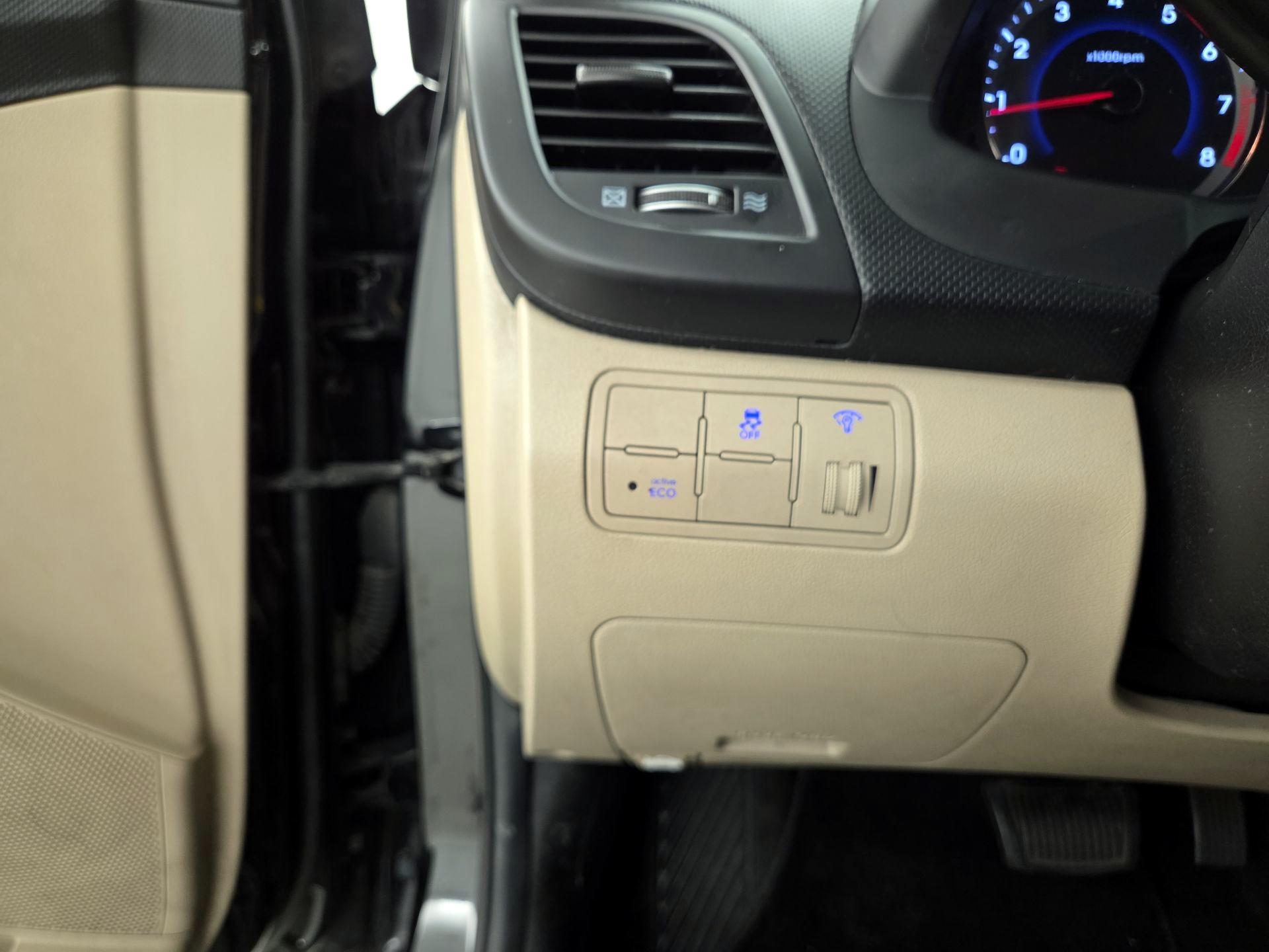 Thumbnail: 2015 Hyundai Accent - 13