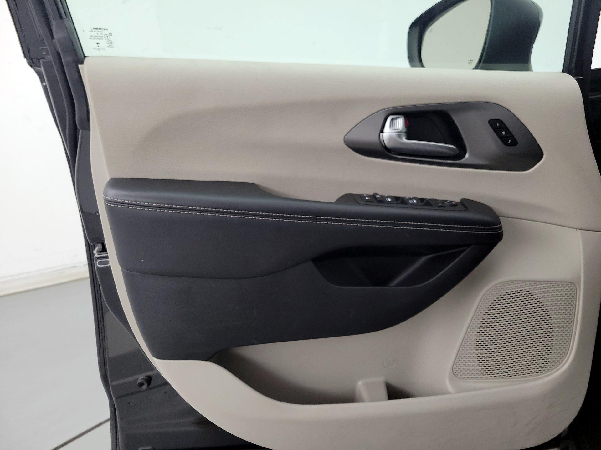 Thumbnail: 2023 Chrysler Pacifica - 12