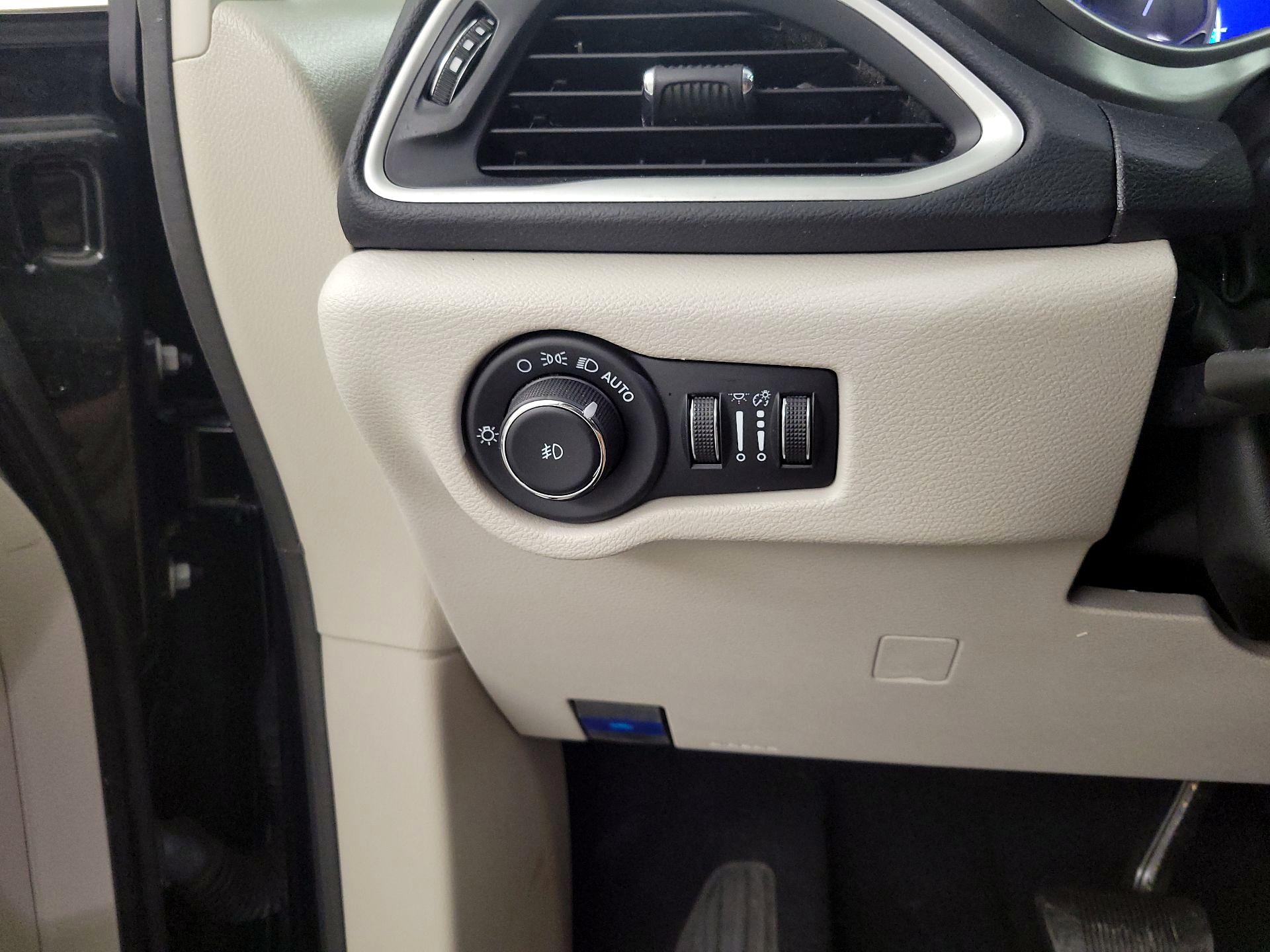 Thumbnail: 2023 Chrysler Pacifica - 13