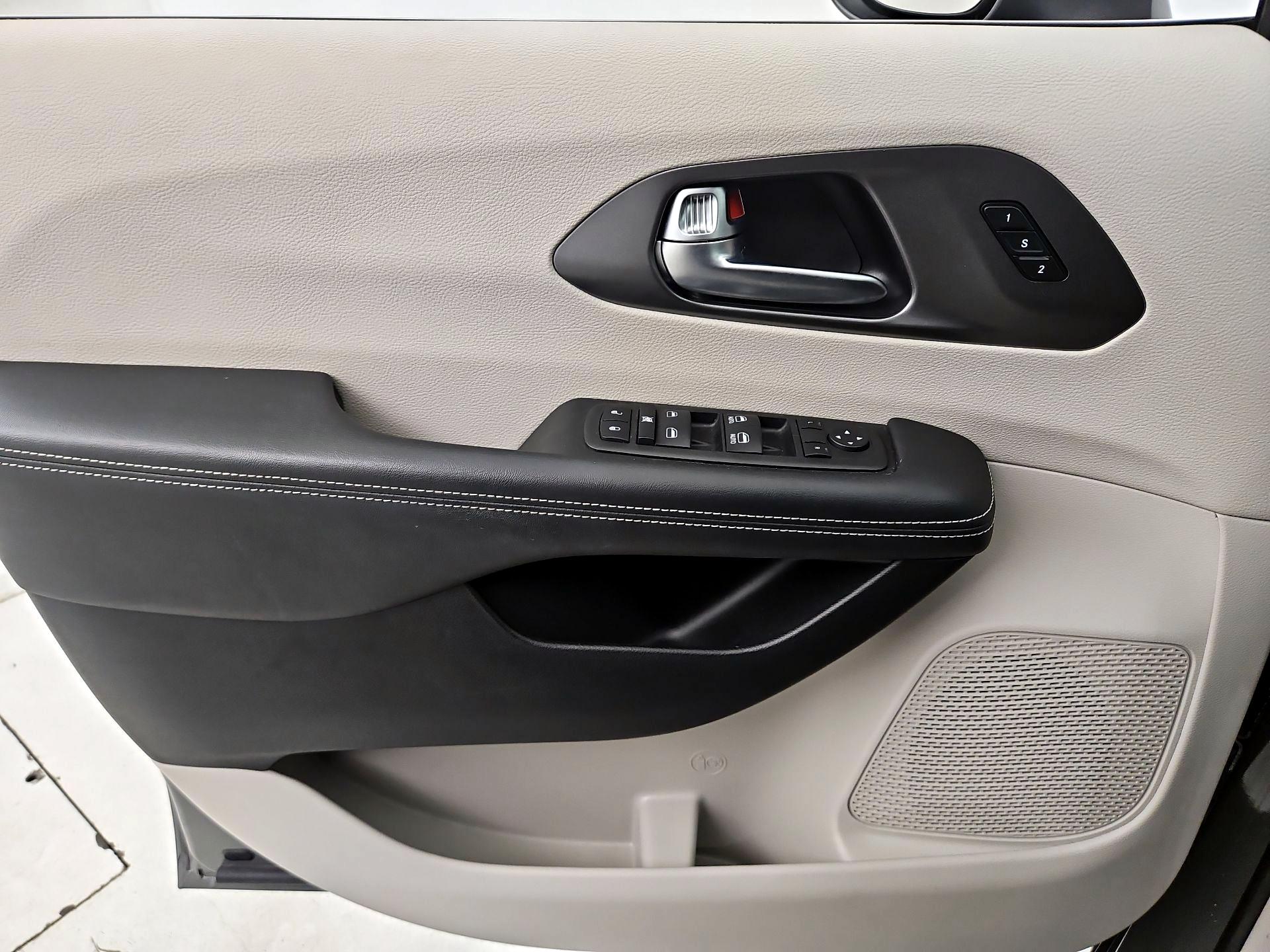 Thumbnail: 2023 Chrysler Pacifica - 12