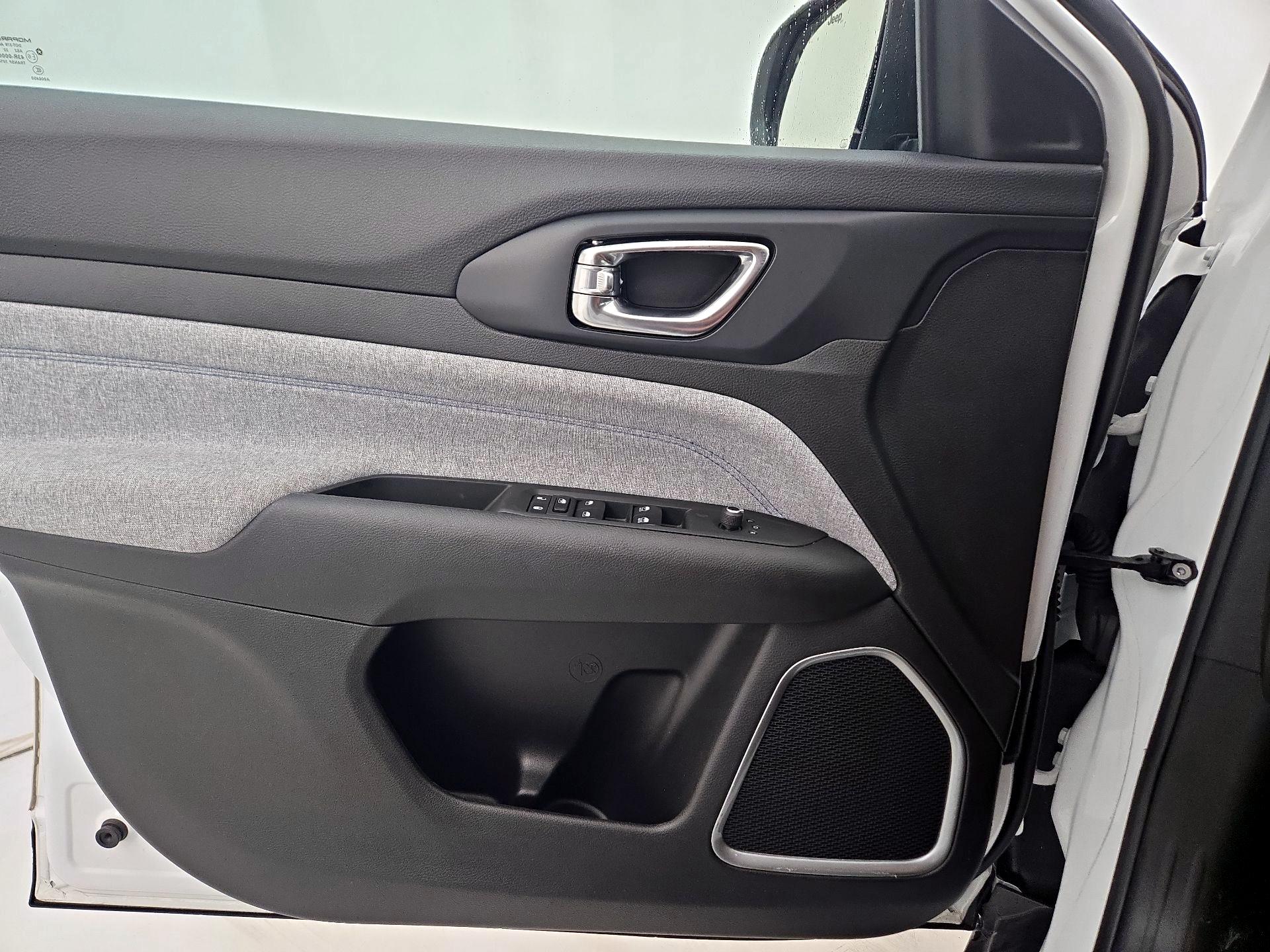 Thumbnail: 2022 Jeep Compass - 12