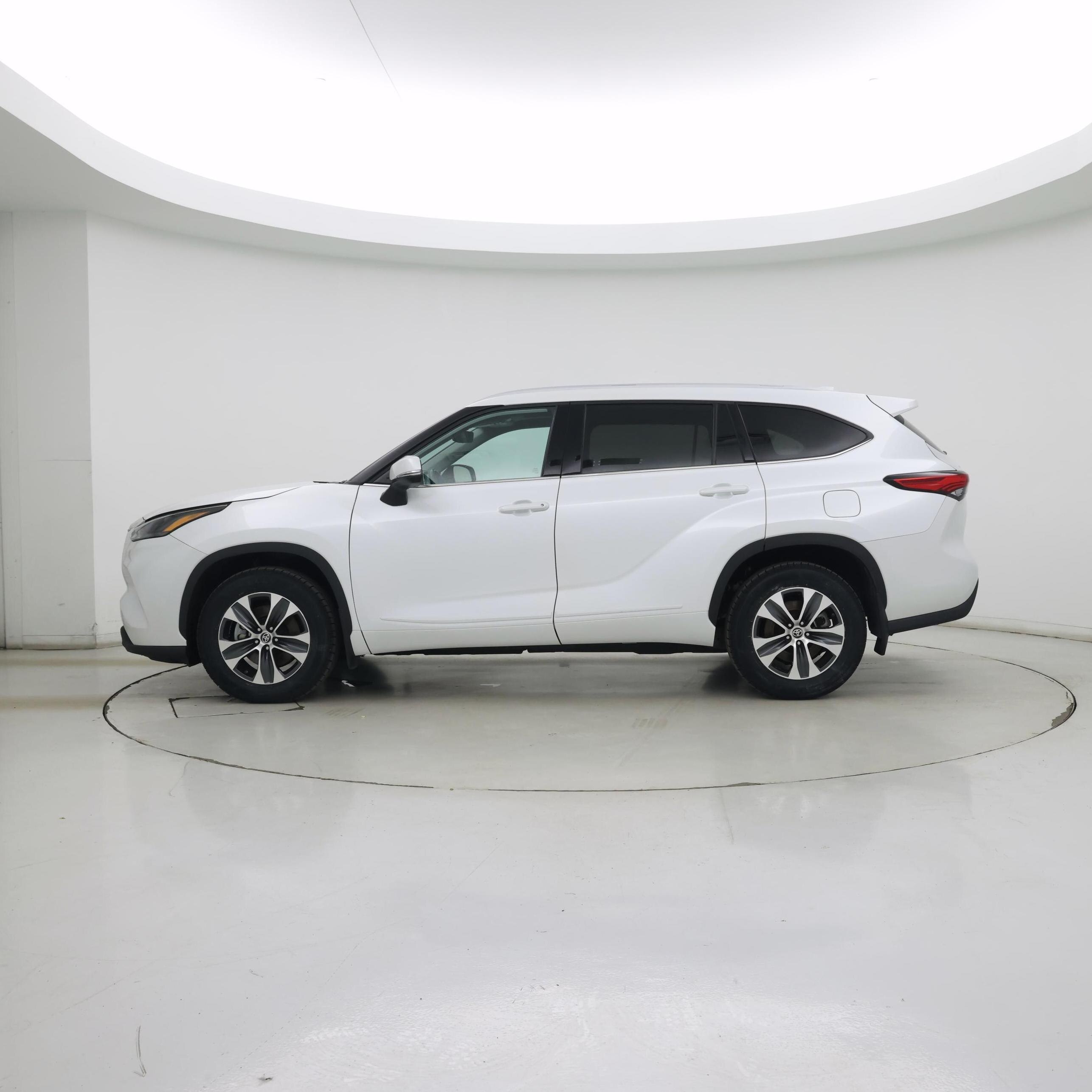 Thumbnail: 2022 Toyota Highlander - 3