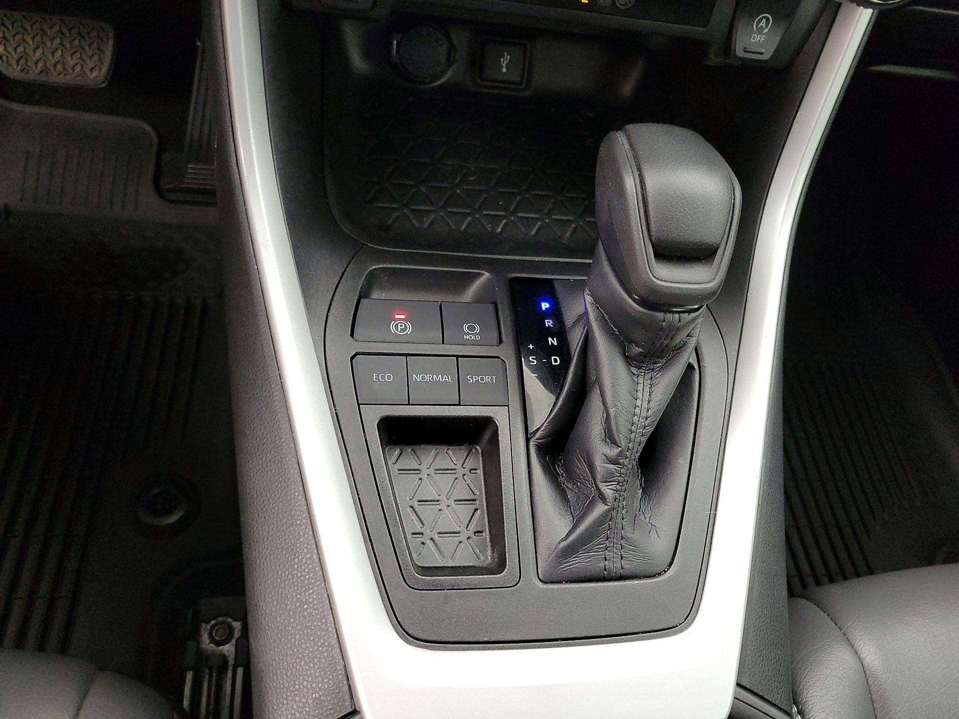 Thumbnail: 2021 Toyota RAV4 - 17