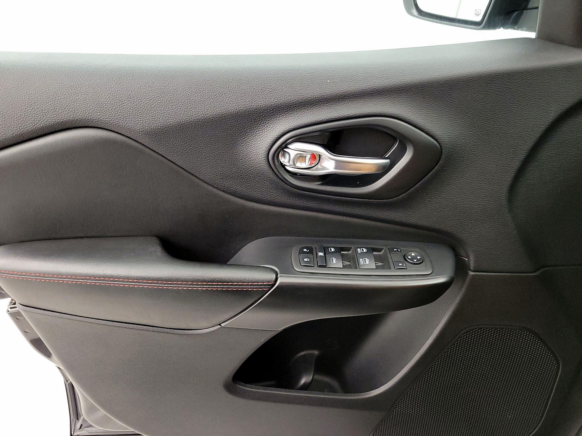 Thumbnail: 2022 Jeep Cherokee - 12