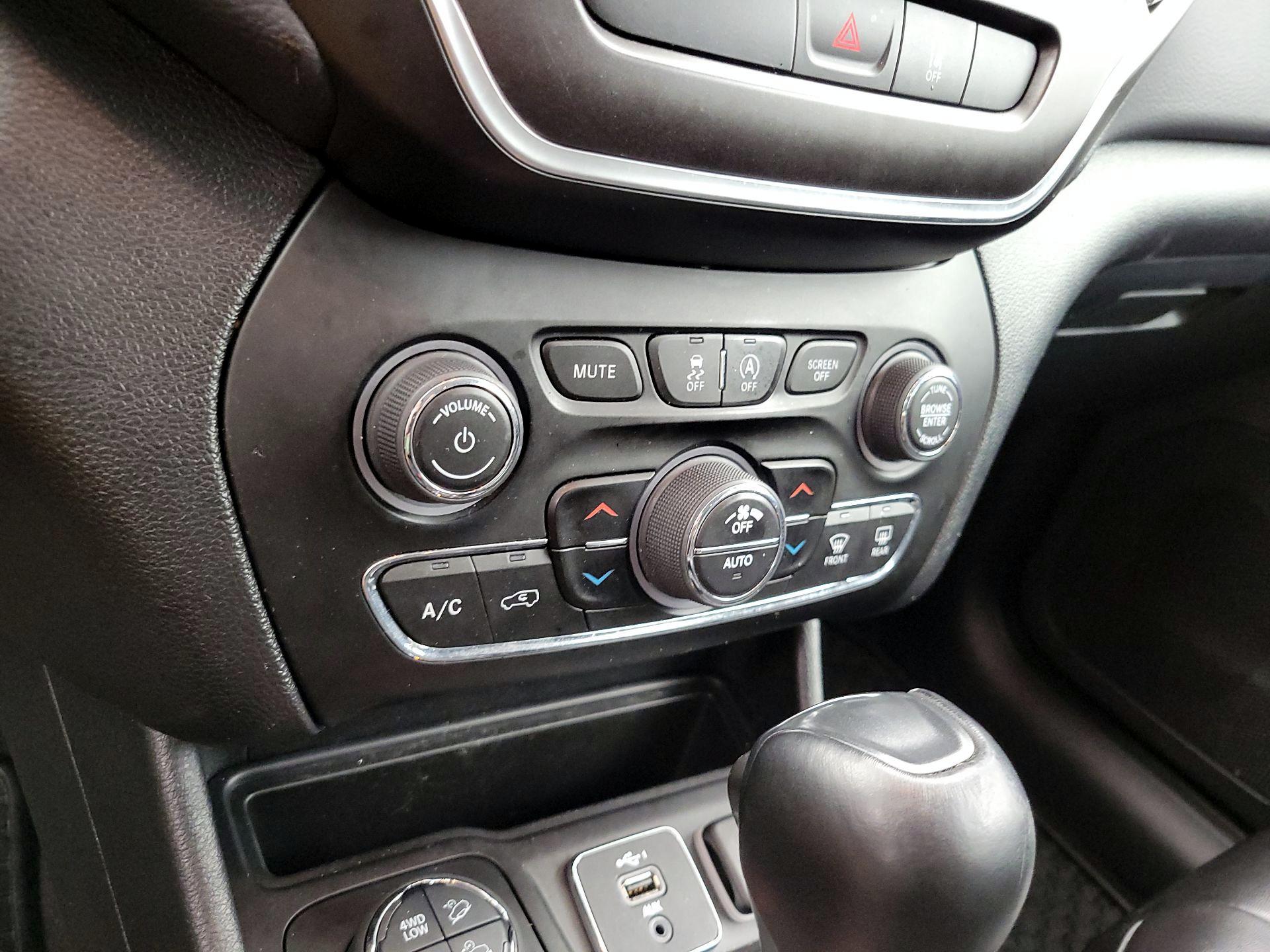 Thumbnail: 2022 Jeep Cherokee - 16