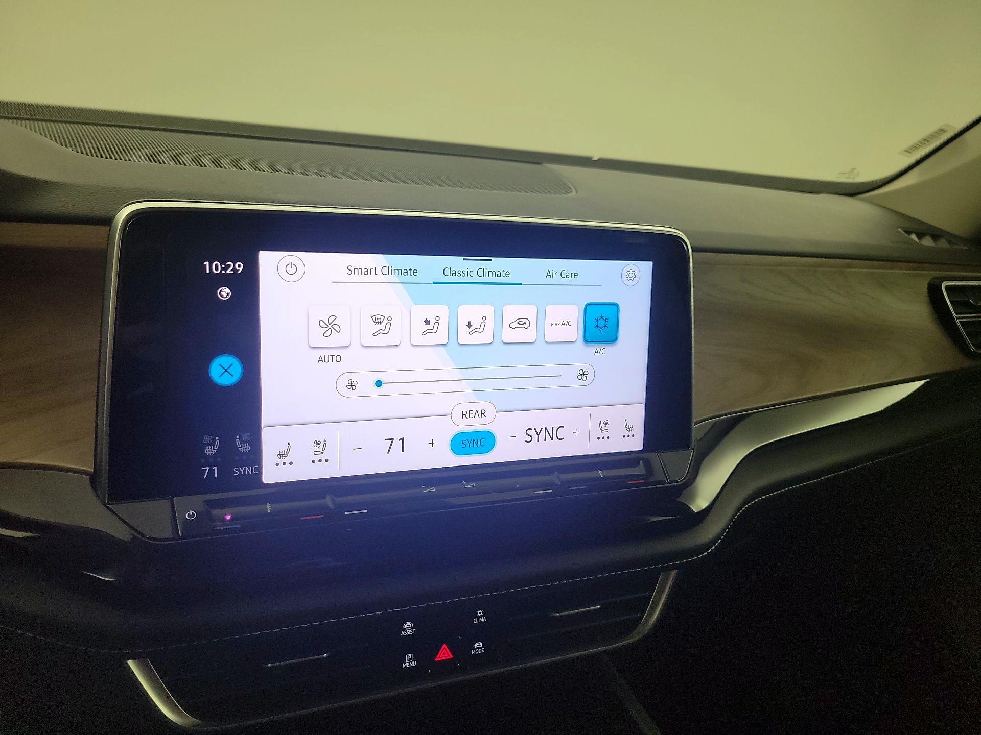 Thumbnail: 2024 Volkswagen Atlas - 16