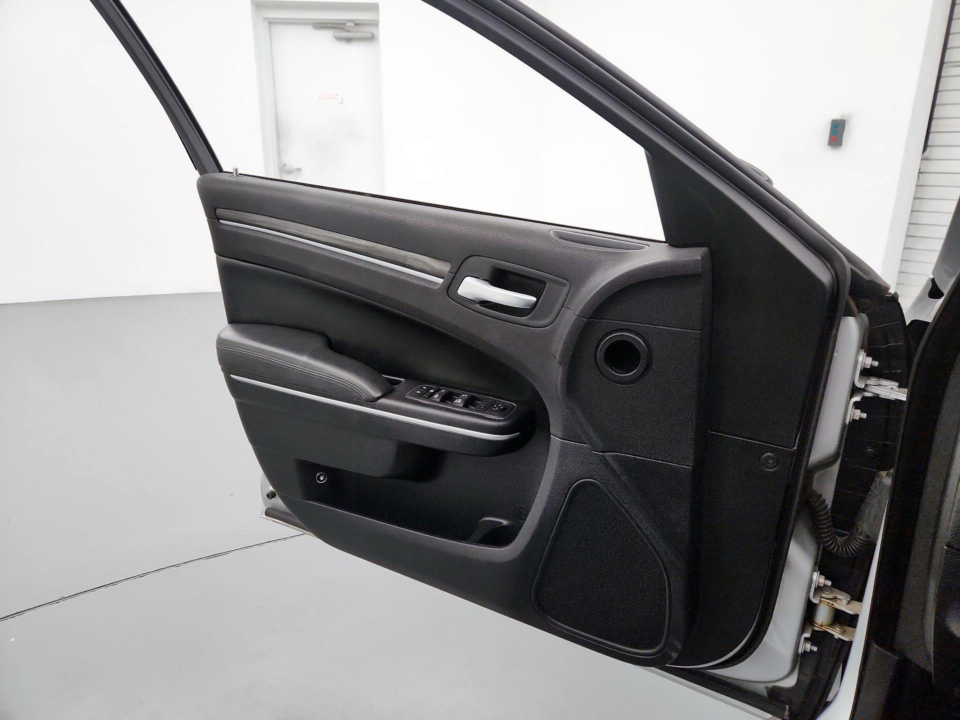 Thumbnail: 2022 Chrysler 300 - 12