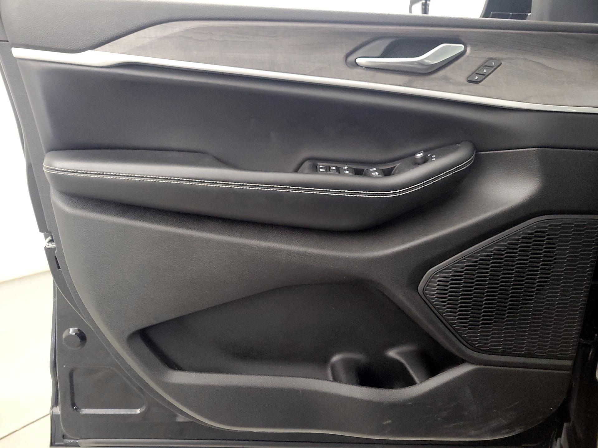 Thumbnail: 2023 Jeep Grand Cherokee - 12