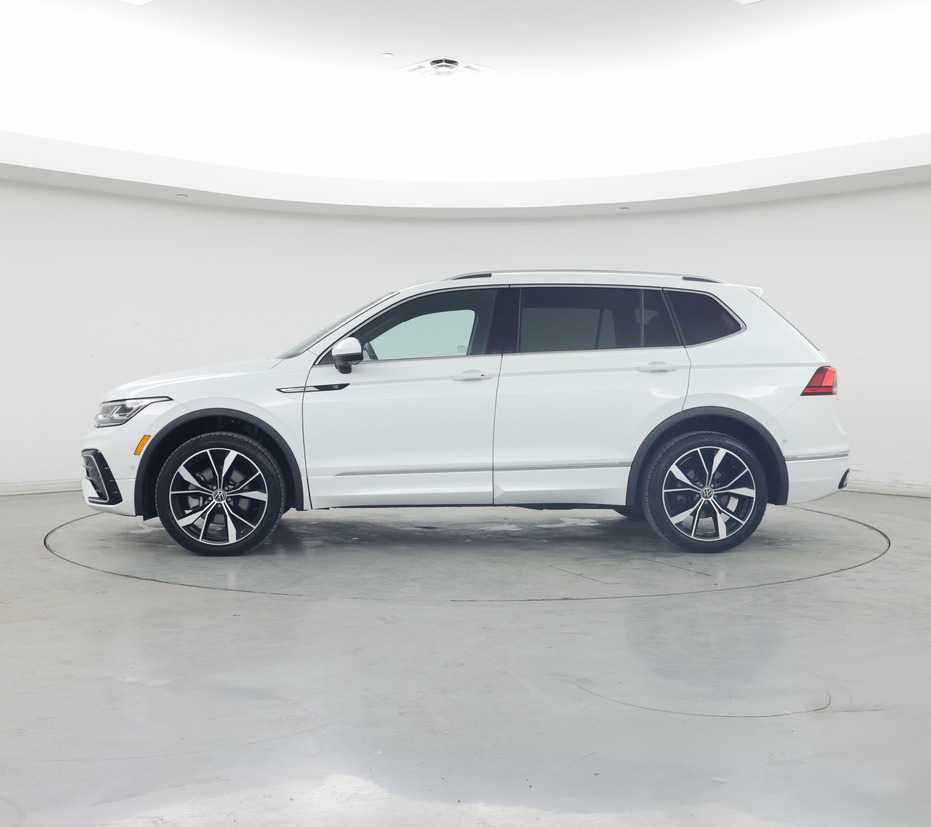 Thumbnail: 2022 Volkswagen Tiguan - 3