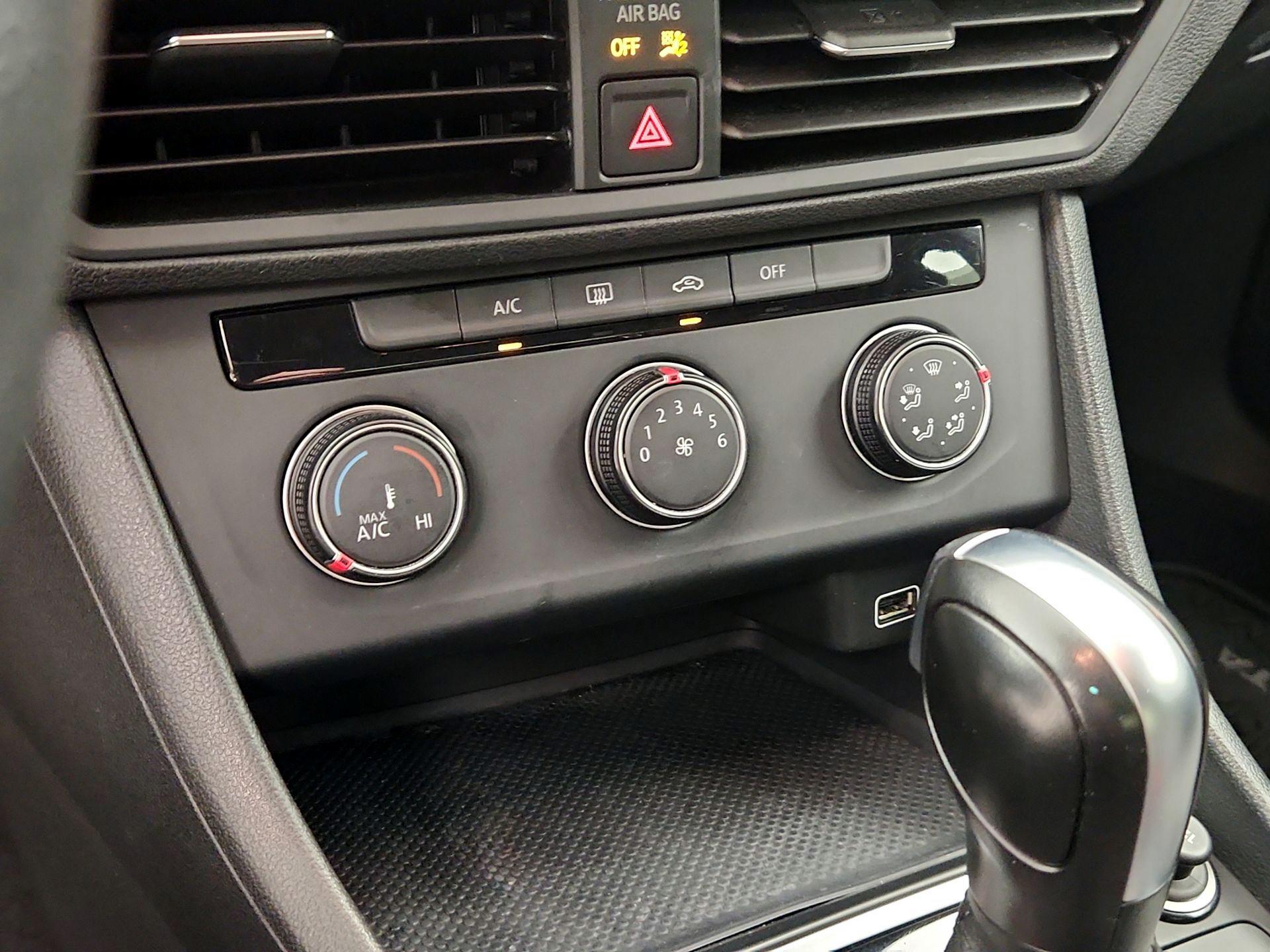 Thumbnail: 2019 Volkswagen Jetta - 16