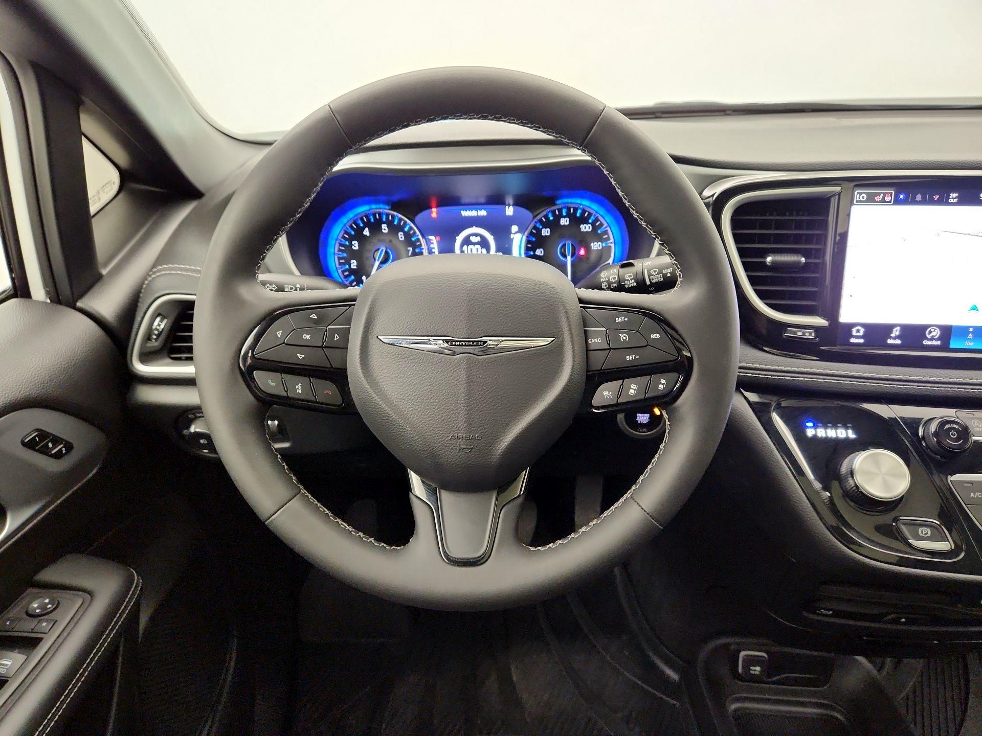 Thumbnail: 2023 Chrysler Pacifica - 10