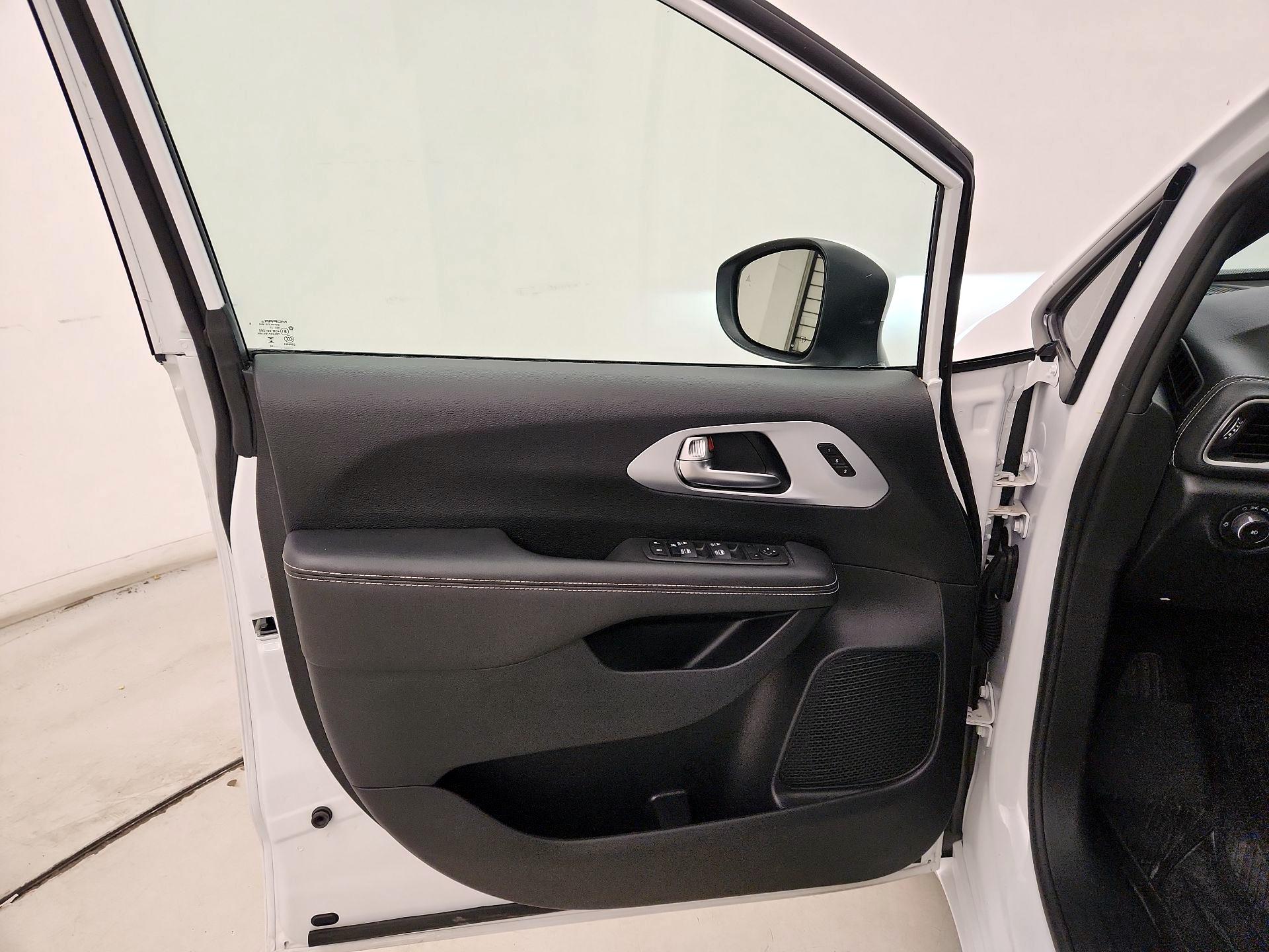 Thumbnail: 2023 Chrysler Pacifica - 12