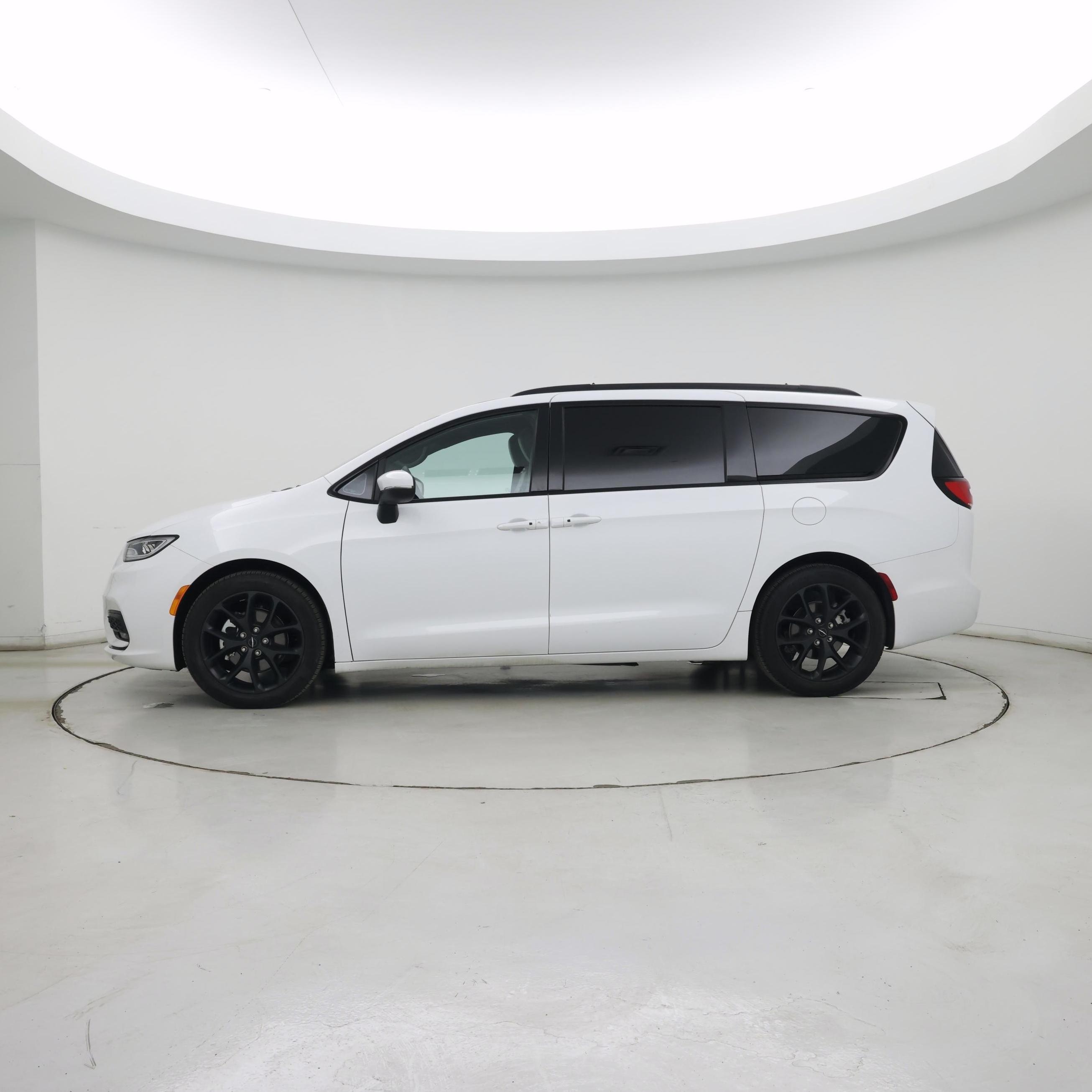 Thumbnail: 2023 Chrysler Pacifica - 3