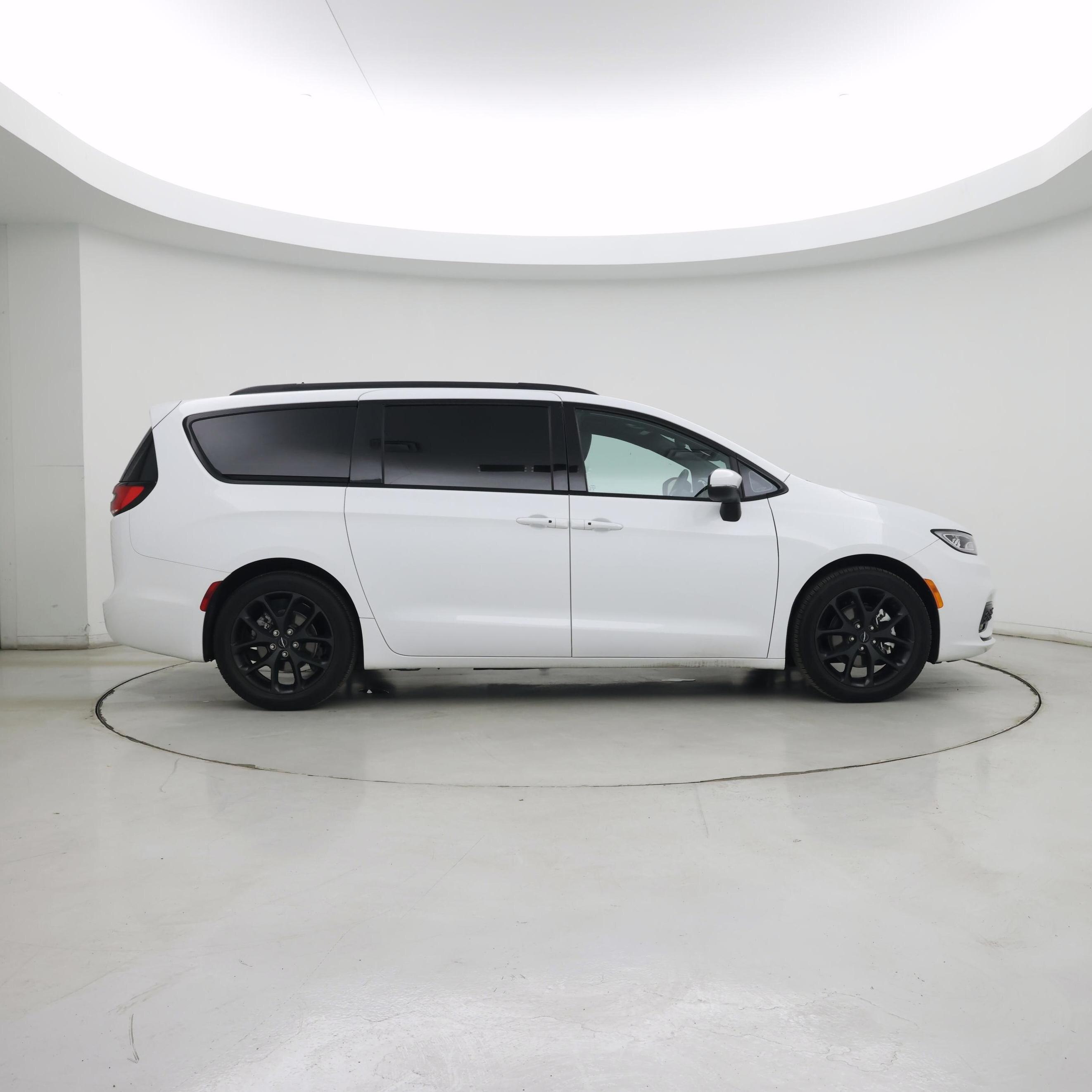 Thumbnail: 2023 Chrysler Pacifica - 7