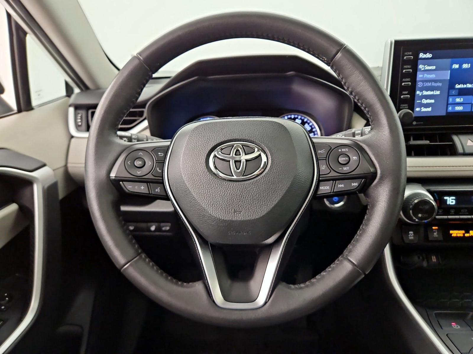 2020 Toyota RAV4 XLE - Photo 11