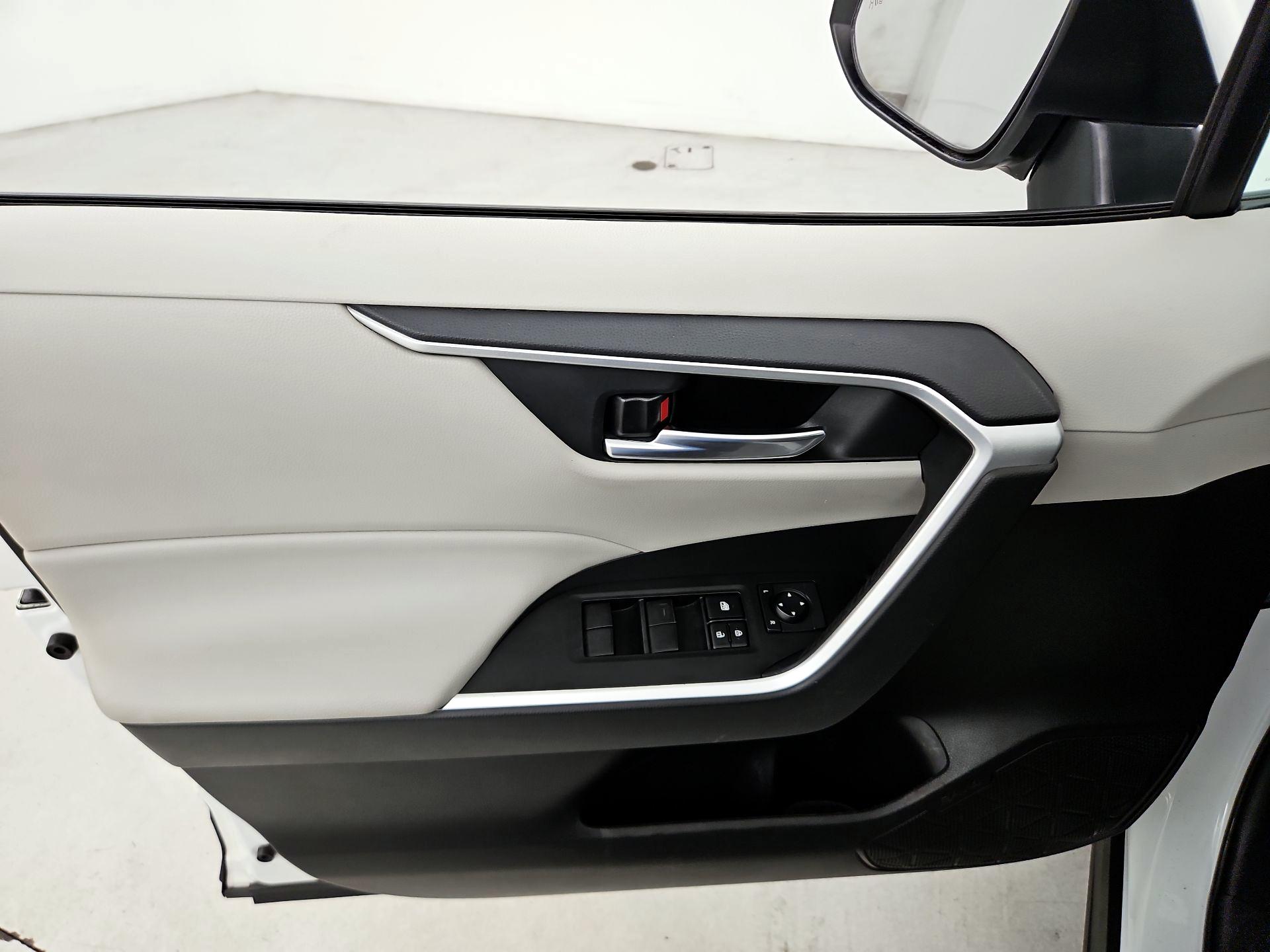 Thumbnail: 2020 Toyota RAV4 - 12