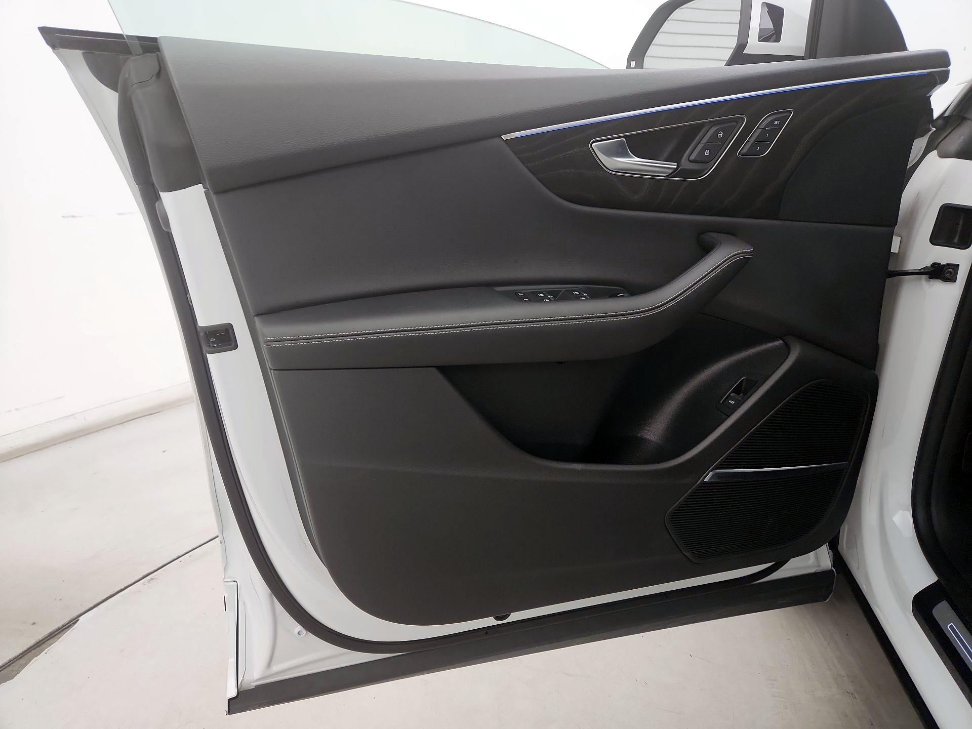 Thumbnail: 2023 Audi Q8 - 12