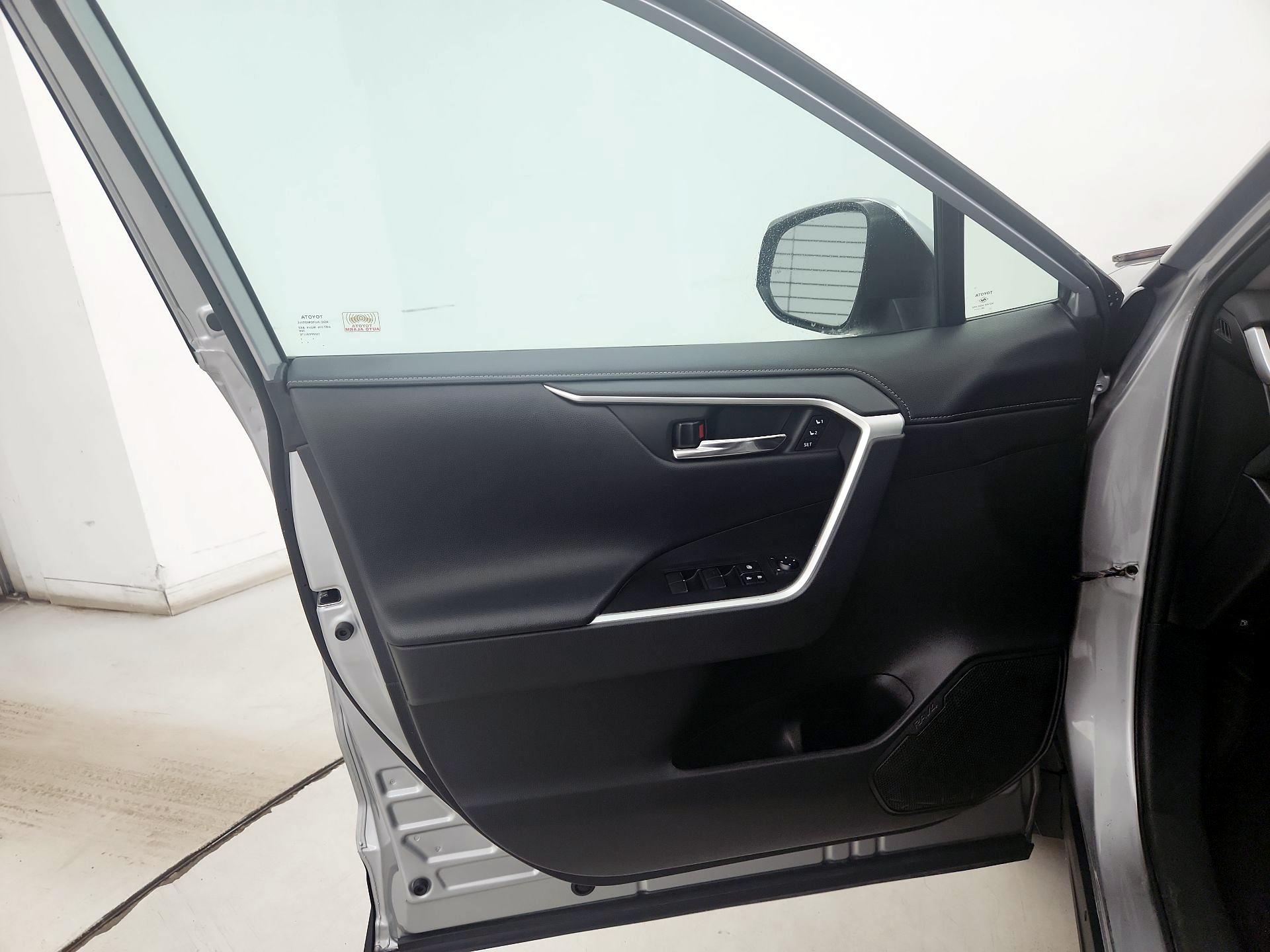 Thumbnail: 2021 Toyota RAV4 - 12