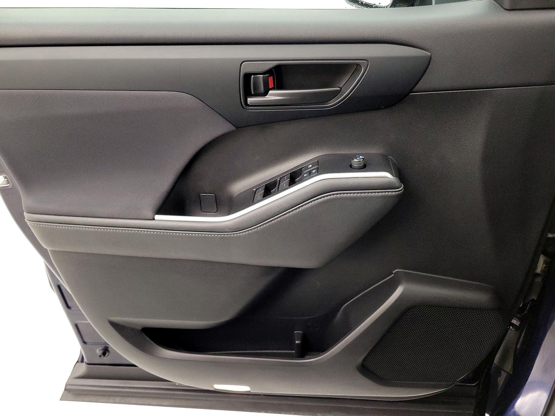 Thumbnail: 2020 Toyota Highlander - 12