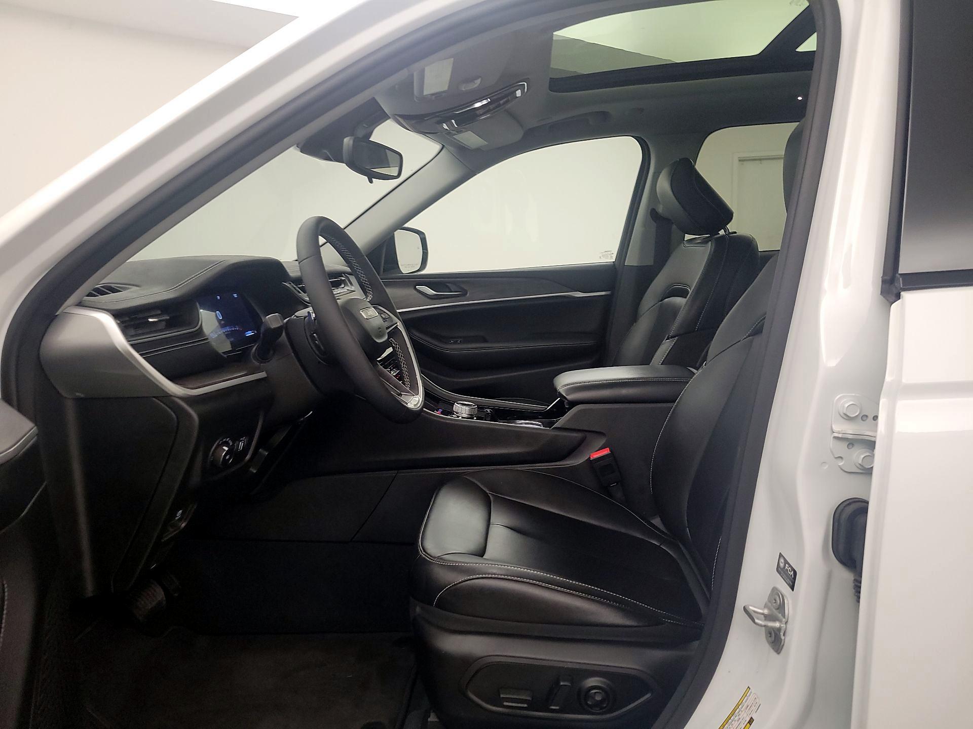 Thumbnail: 2023 Jeep Grand Cherokee - 11