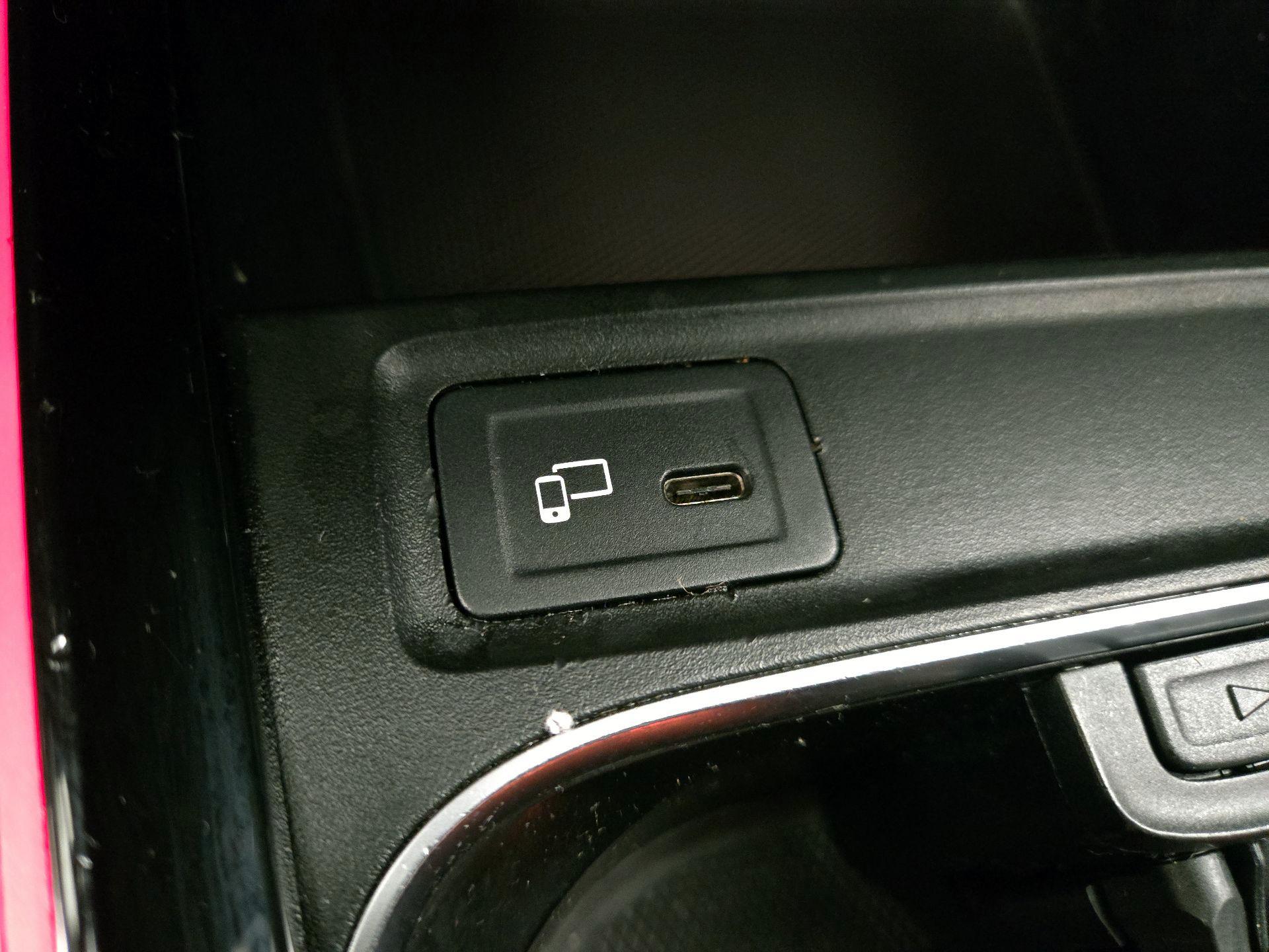 Thumbnail: 2022 Mercedes-Benz GLB - 18