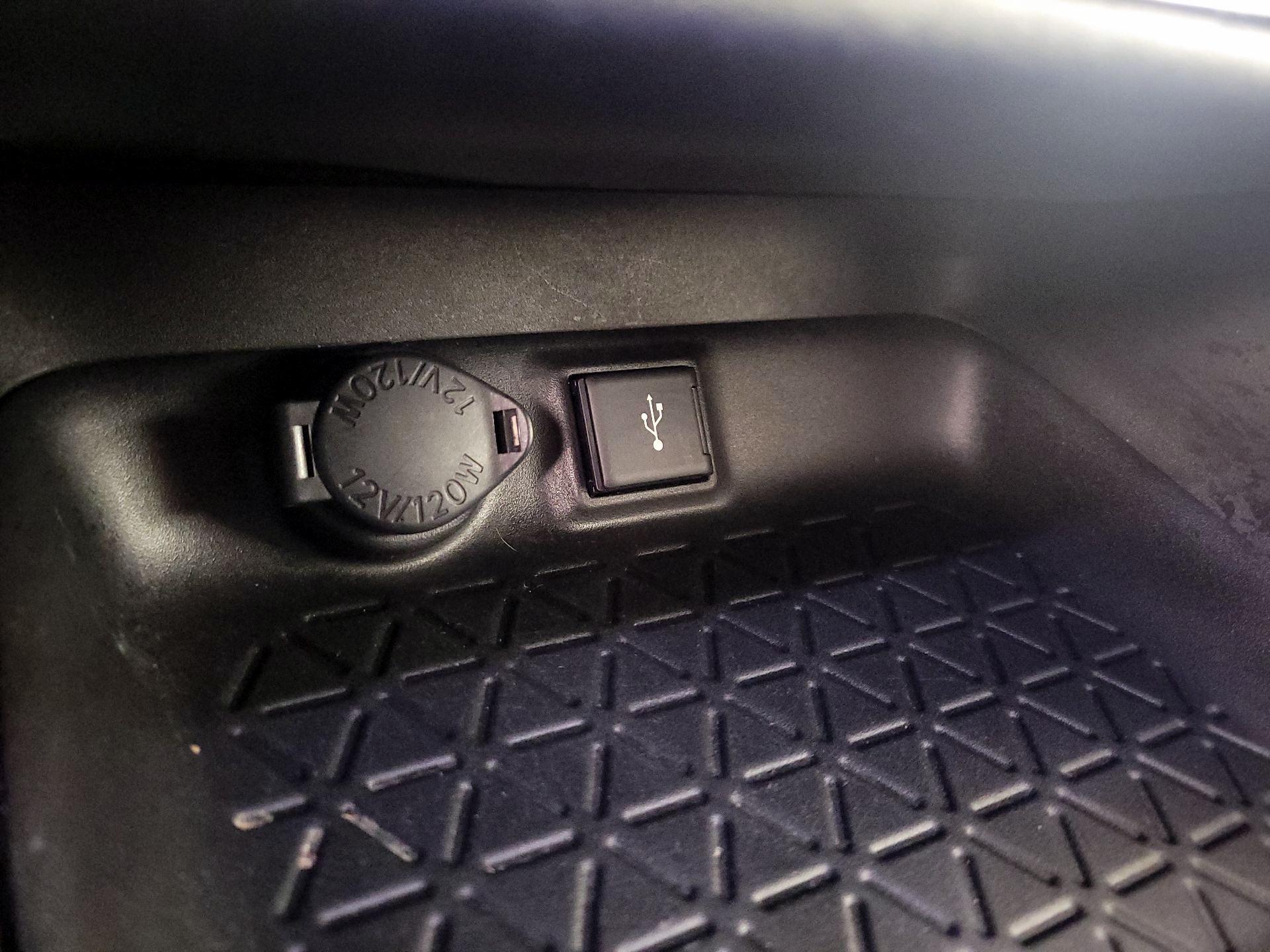 Thumbnail: 2022 Toyota RAV4 - 19