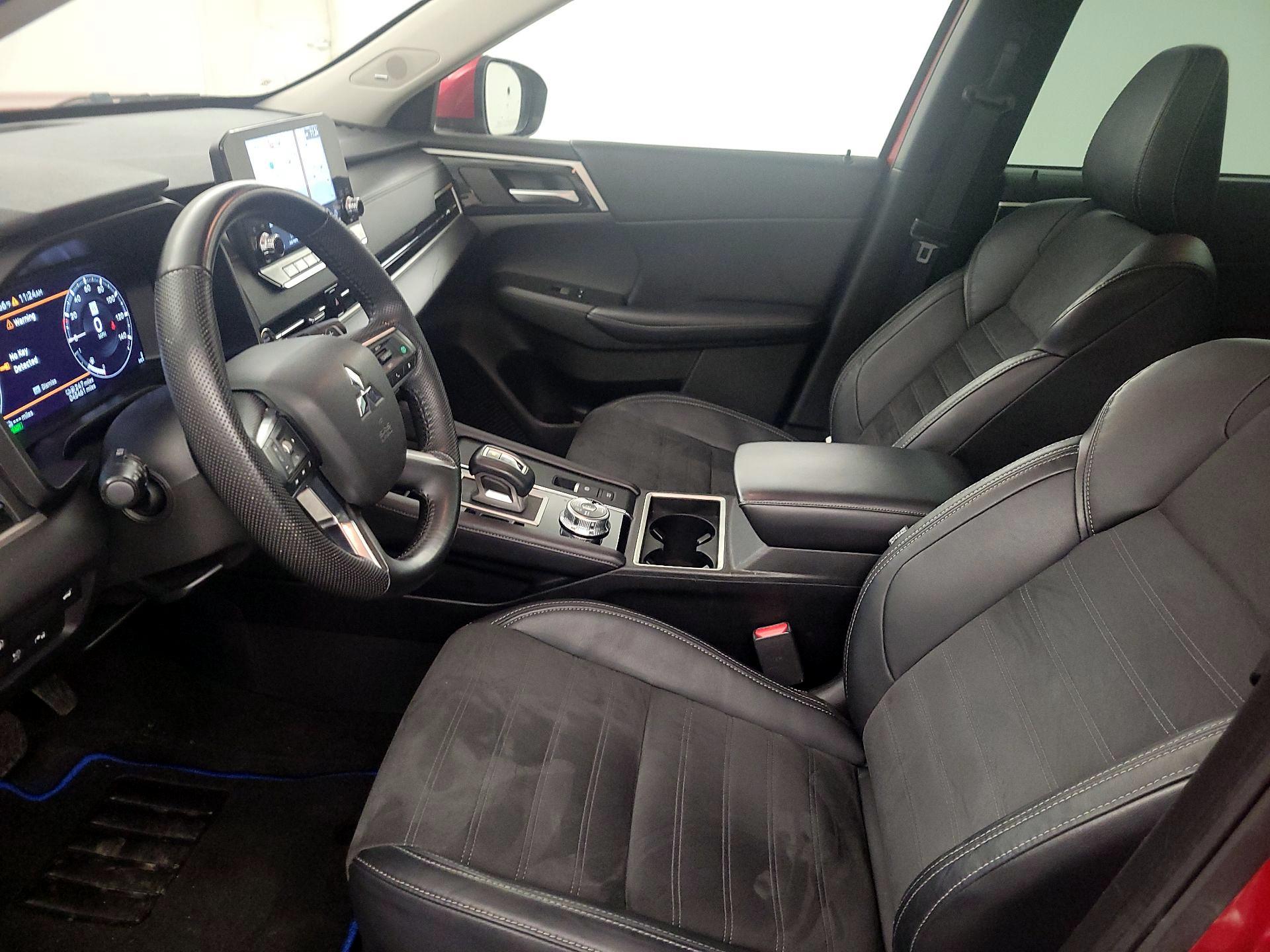 Thumbnail: 2023 Mitsubishi Outlander - 11