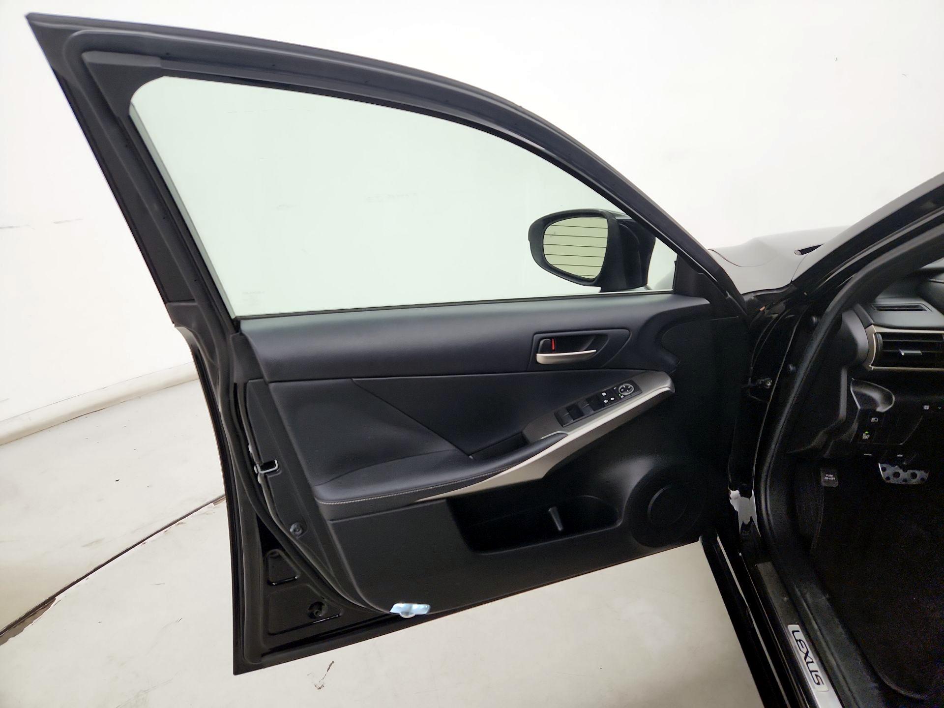 Thumbnail: 2017 Lexus IS - 12