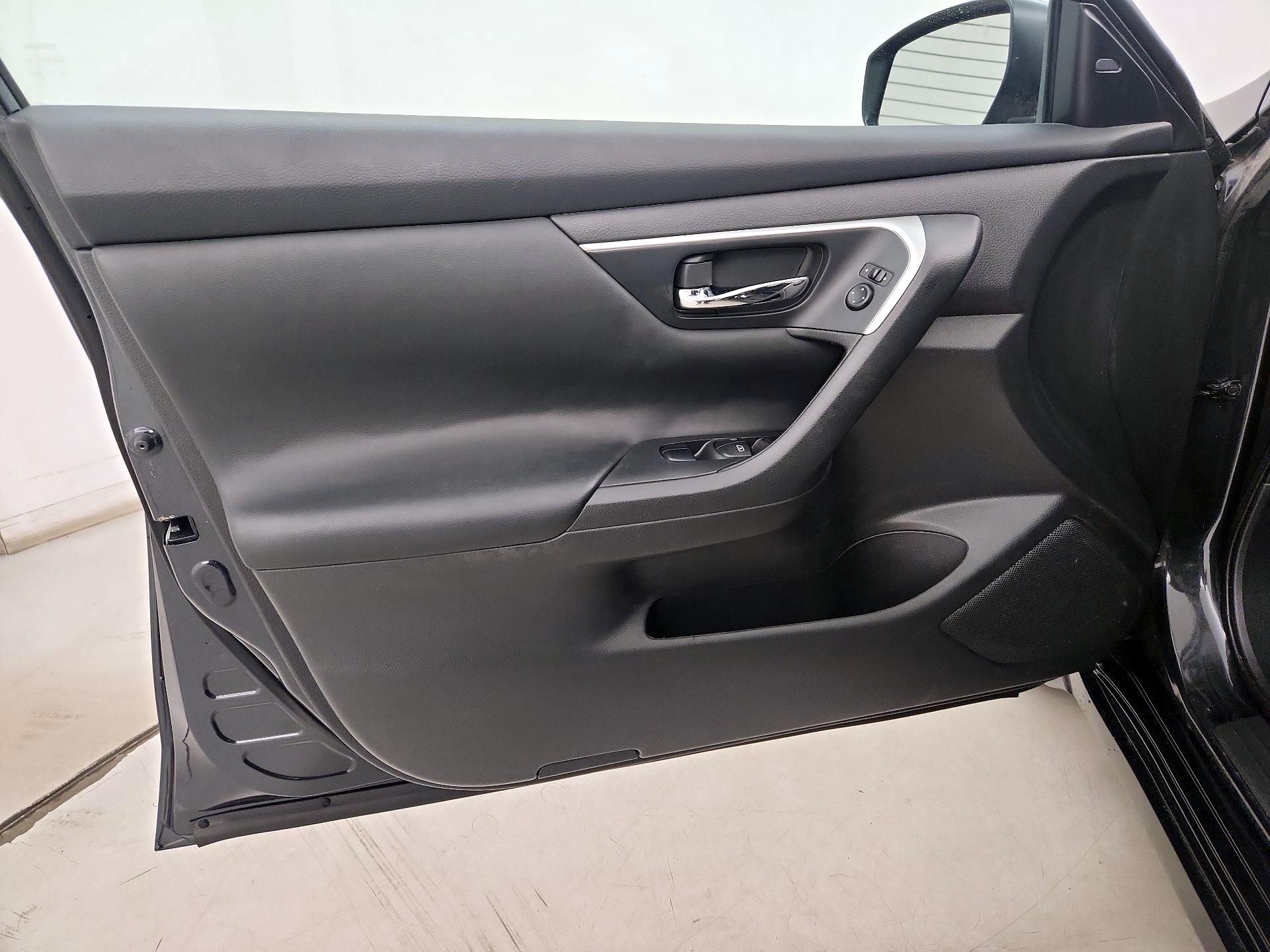 Thumbnail: 2016 Nissan Altima - 12
