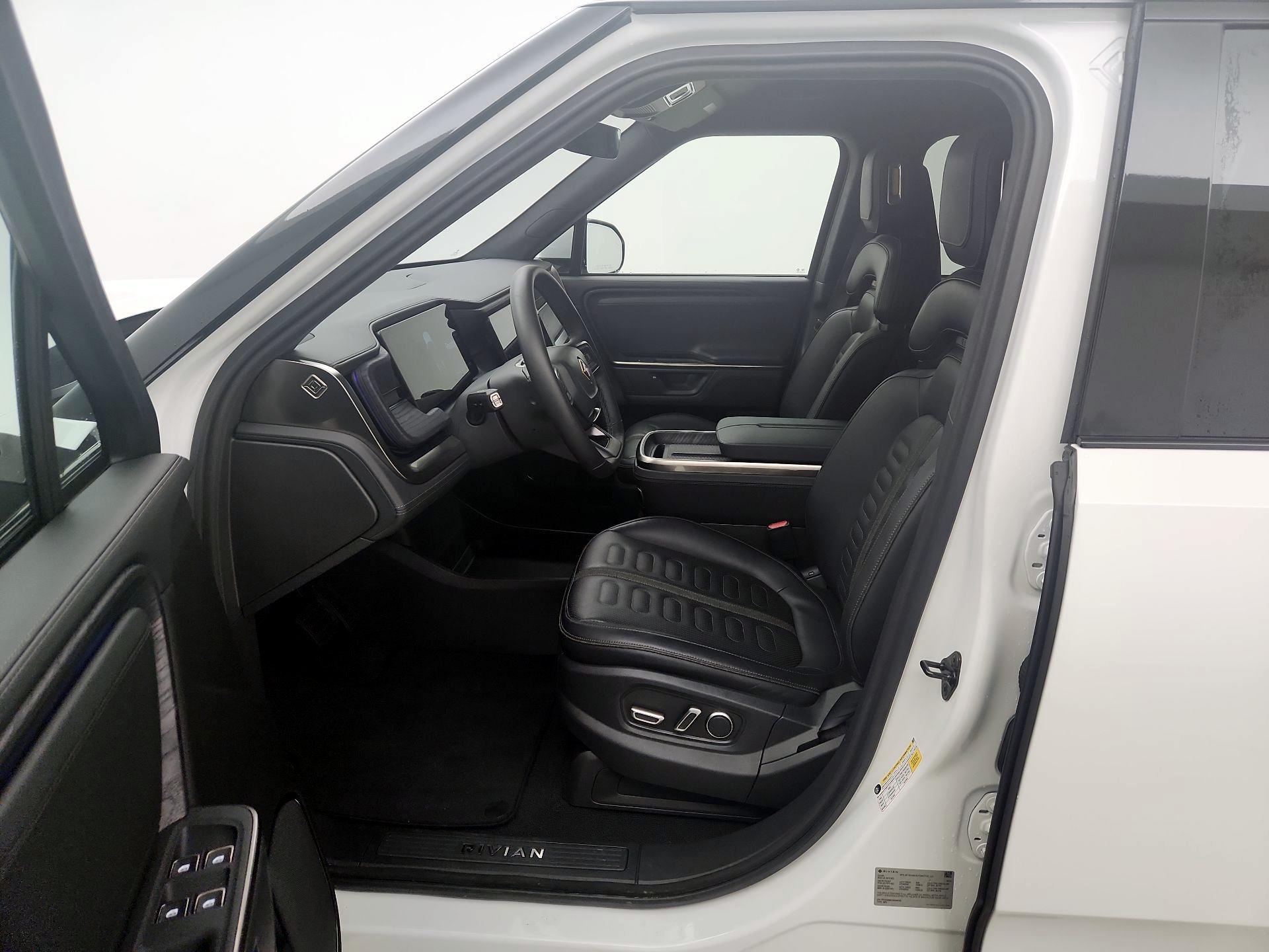 Thumbnail: 2025 Rivian R1S - 11