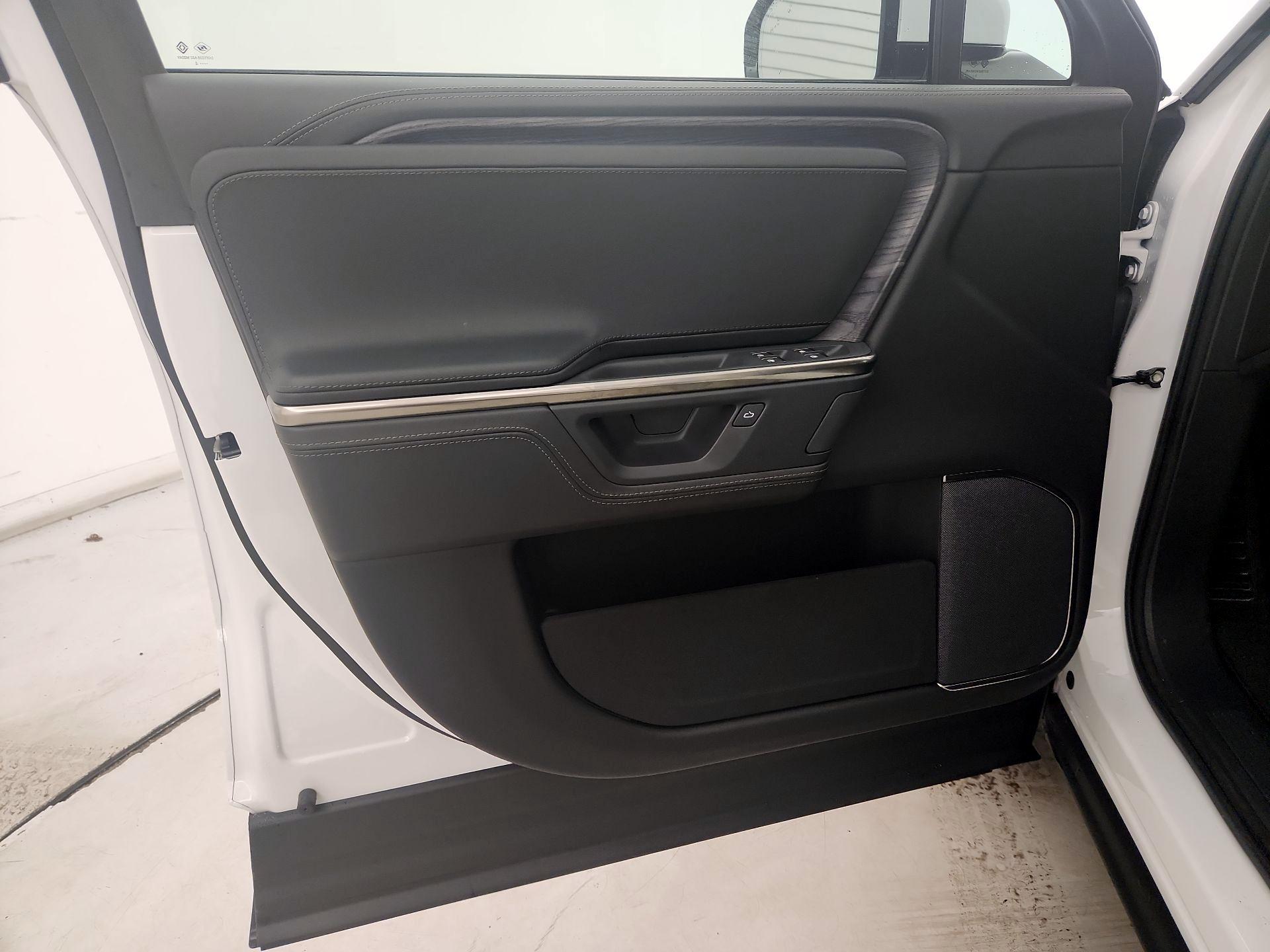 Thumbnail: 2025 Rivian R1S - 12