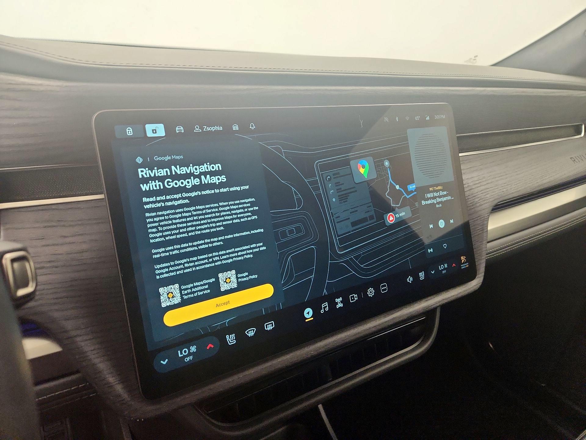 Thumbnail: 2025 Rivian R1S - 13