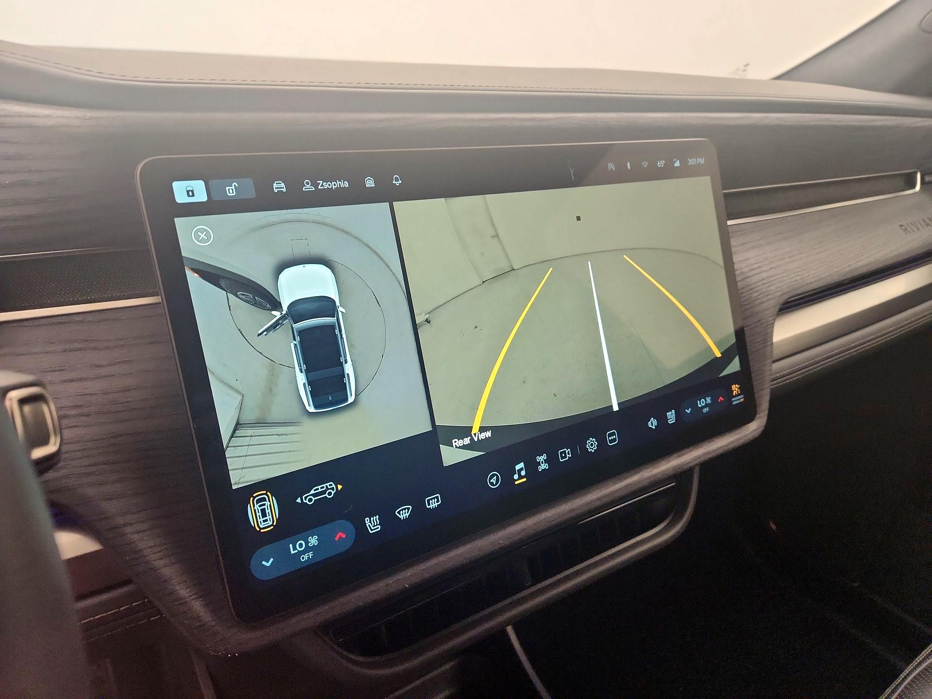 Thumbnail: 2025 Rivian R1S - 14