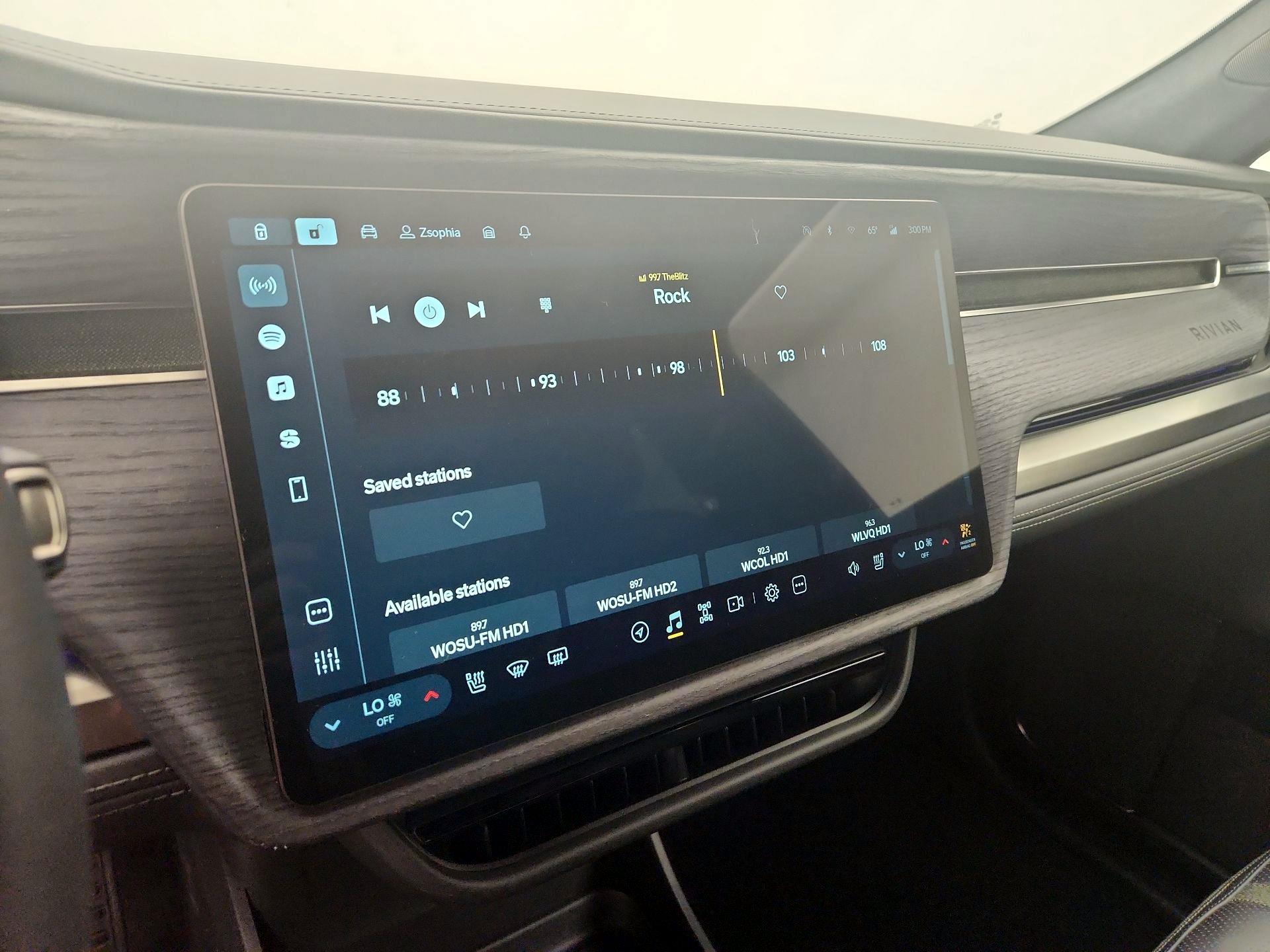 Thumbnail: 2025 Rivian R1S - 15