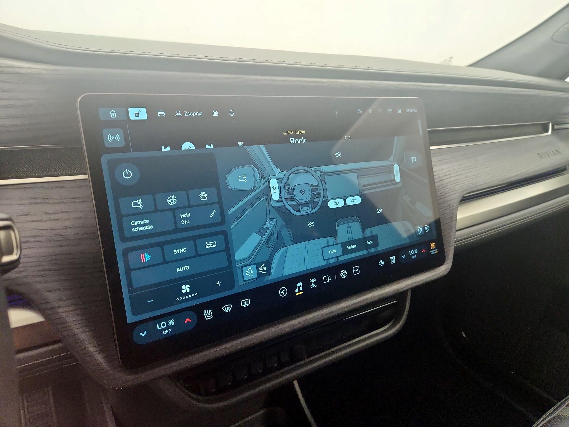 Thumbnail: 2025 Rivian R1S - 16