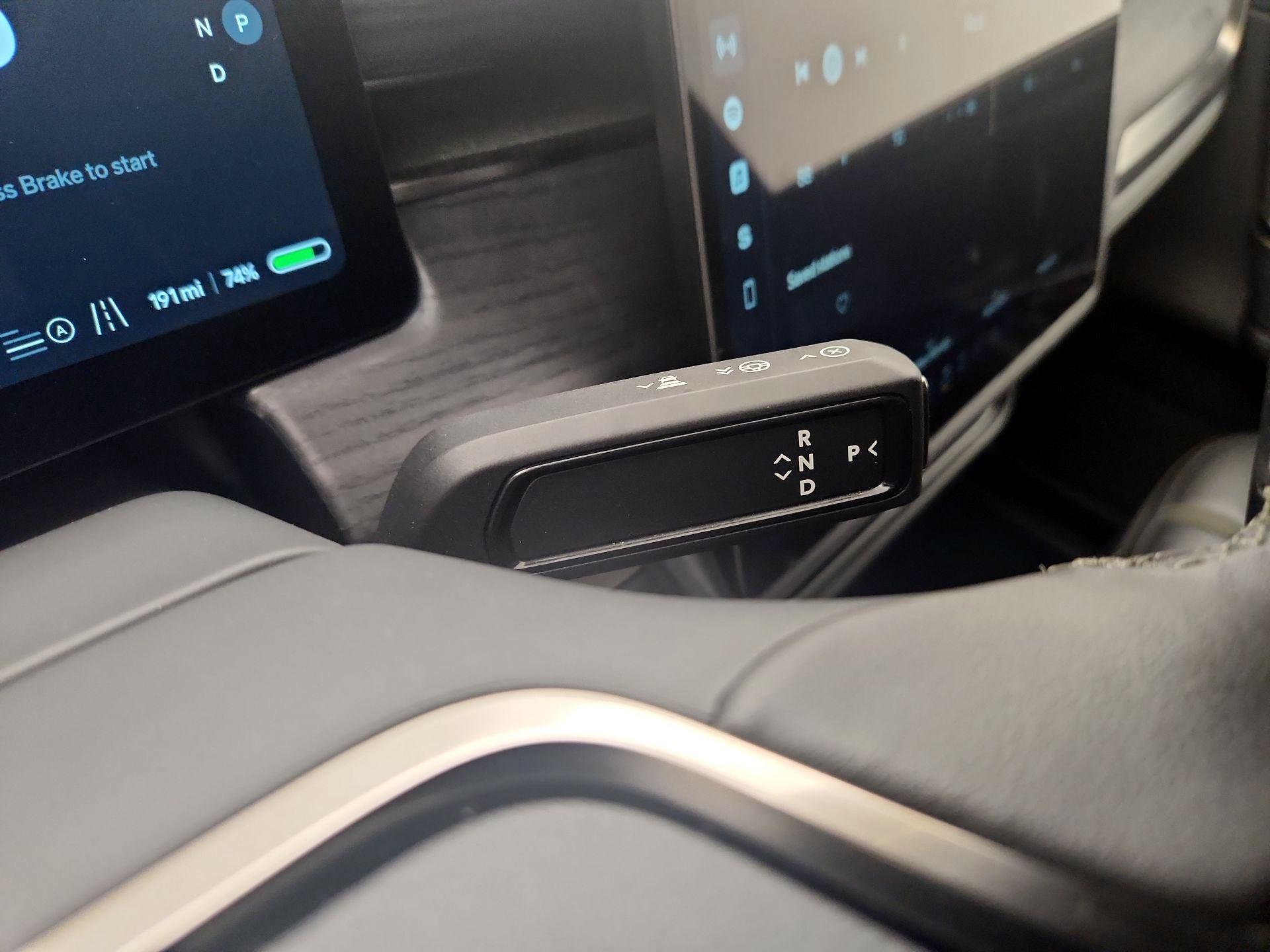 Thumbnail: 2025 Rivian R1S - 17