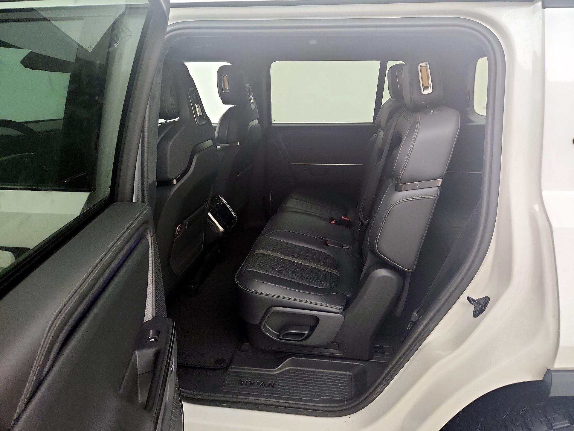 Thumbnail: 2025 Rivian R1S - 19